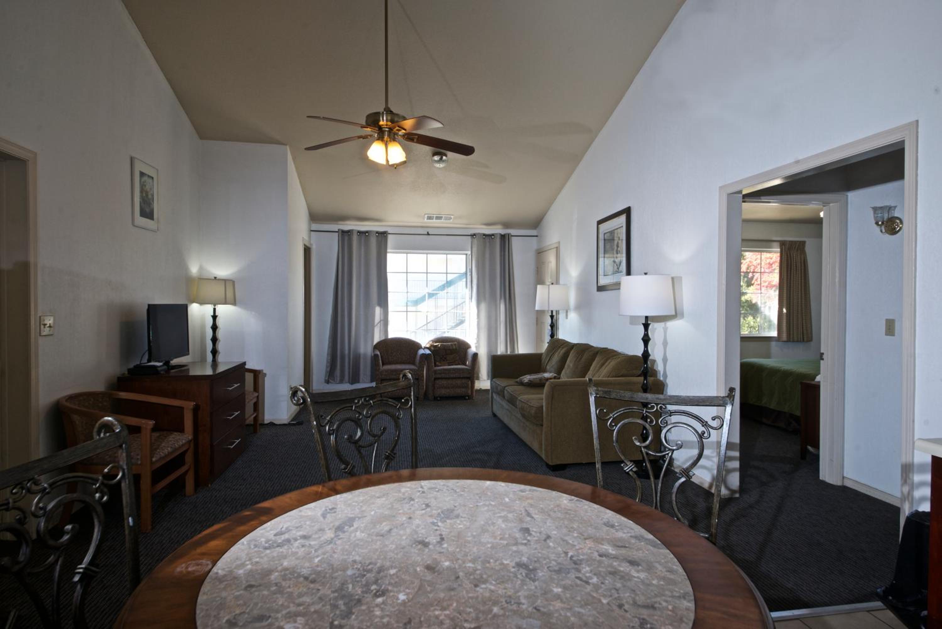 Family King Suite - Non-Smoking photo 2