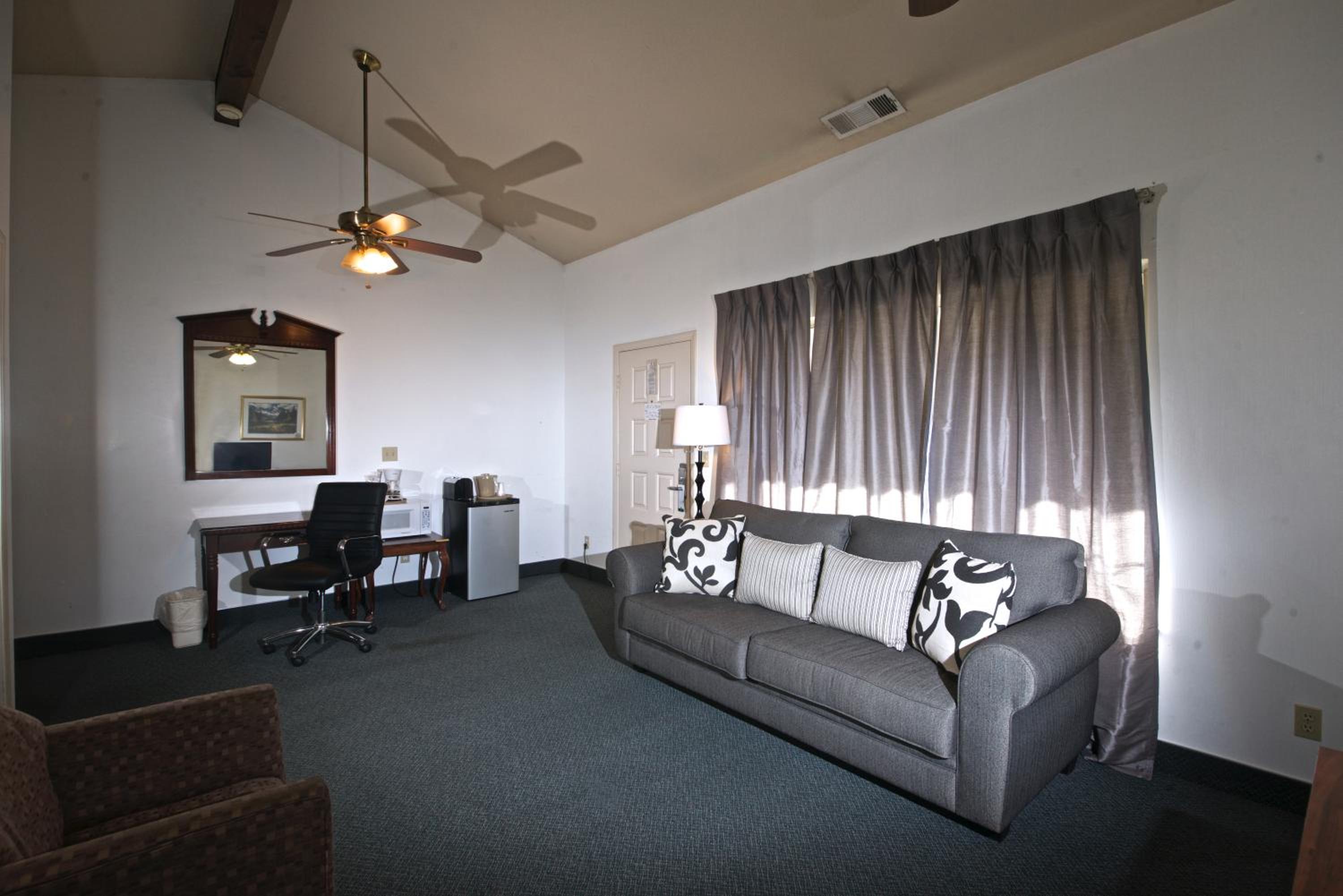 Family King Suite - Non-Smoking photo 3
