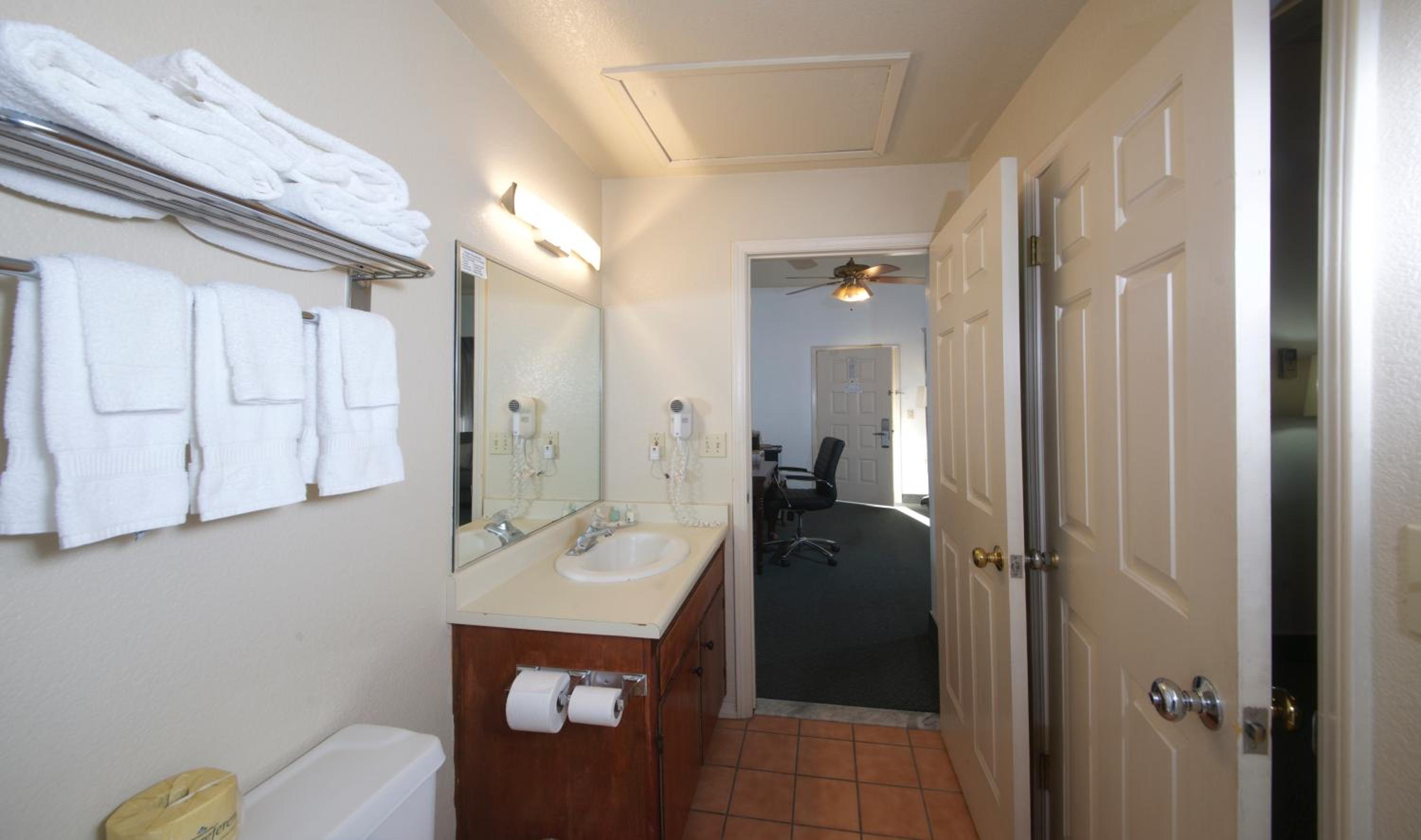 King Suite - Non-Smoking photo 2