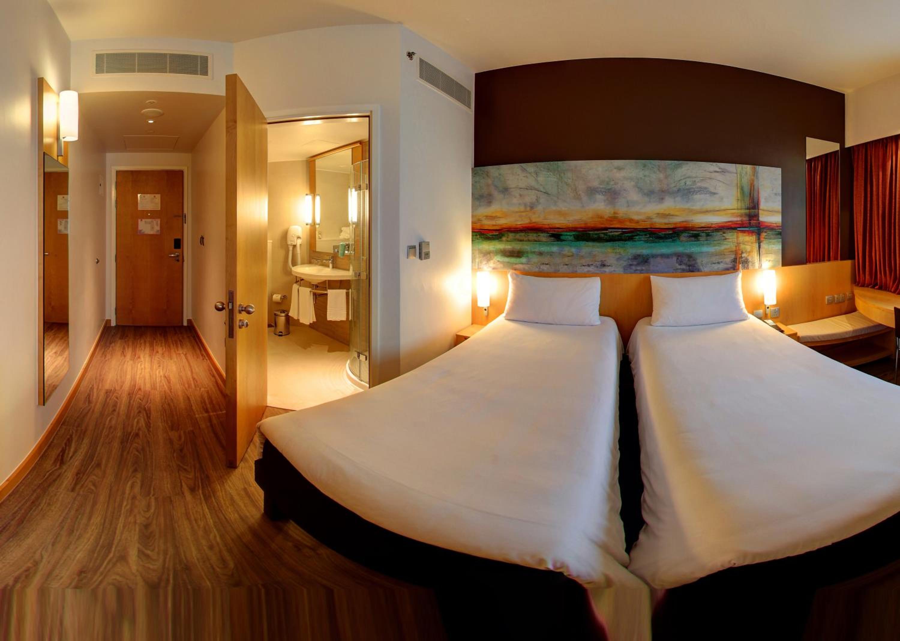 Premium Twin Room — photo 4