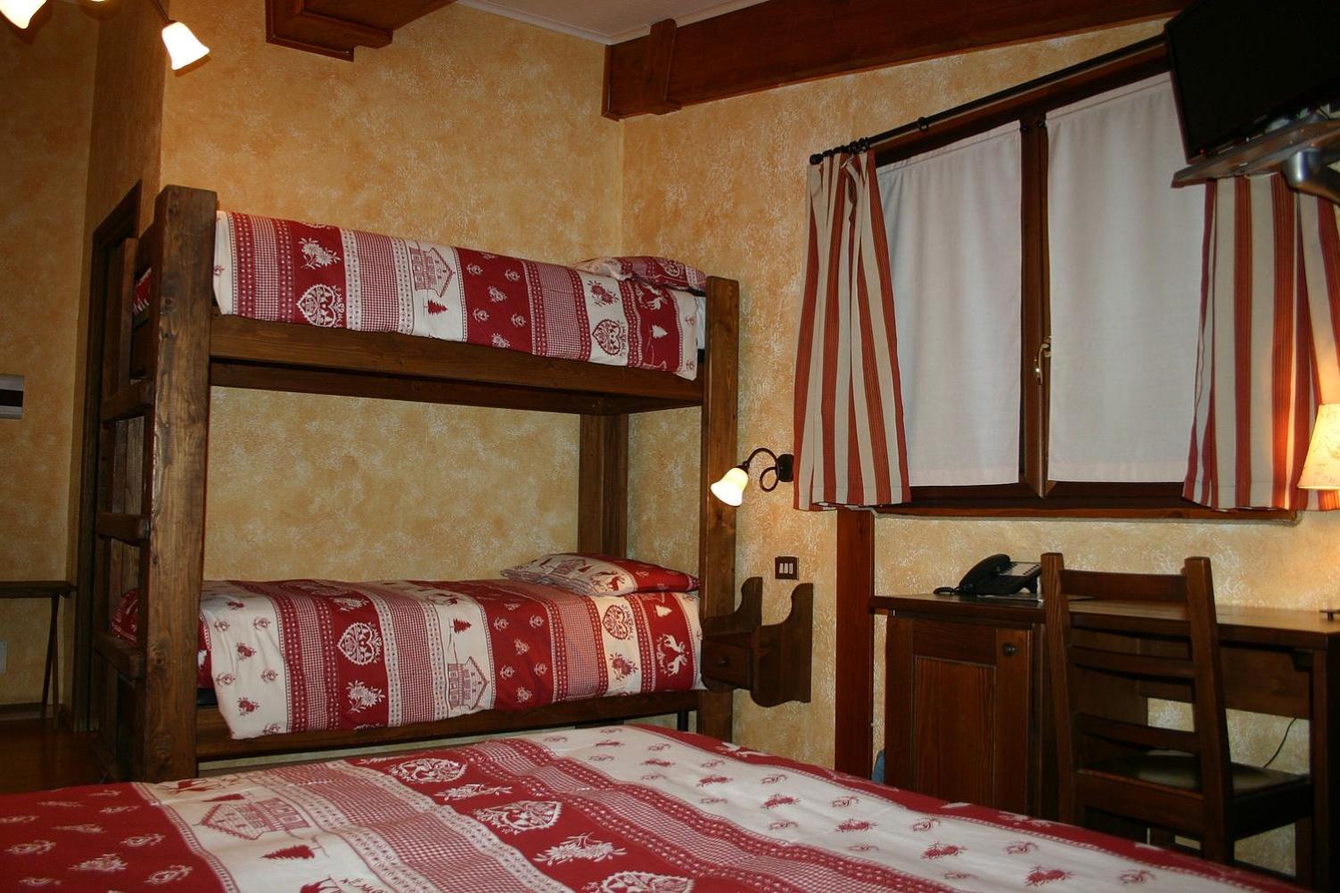Quadruple Room with Private Bathroom photo 2