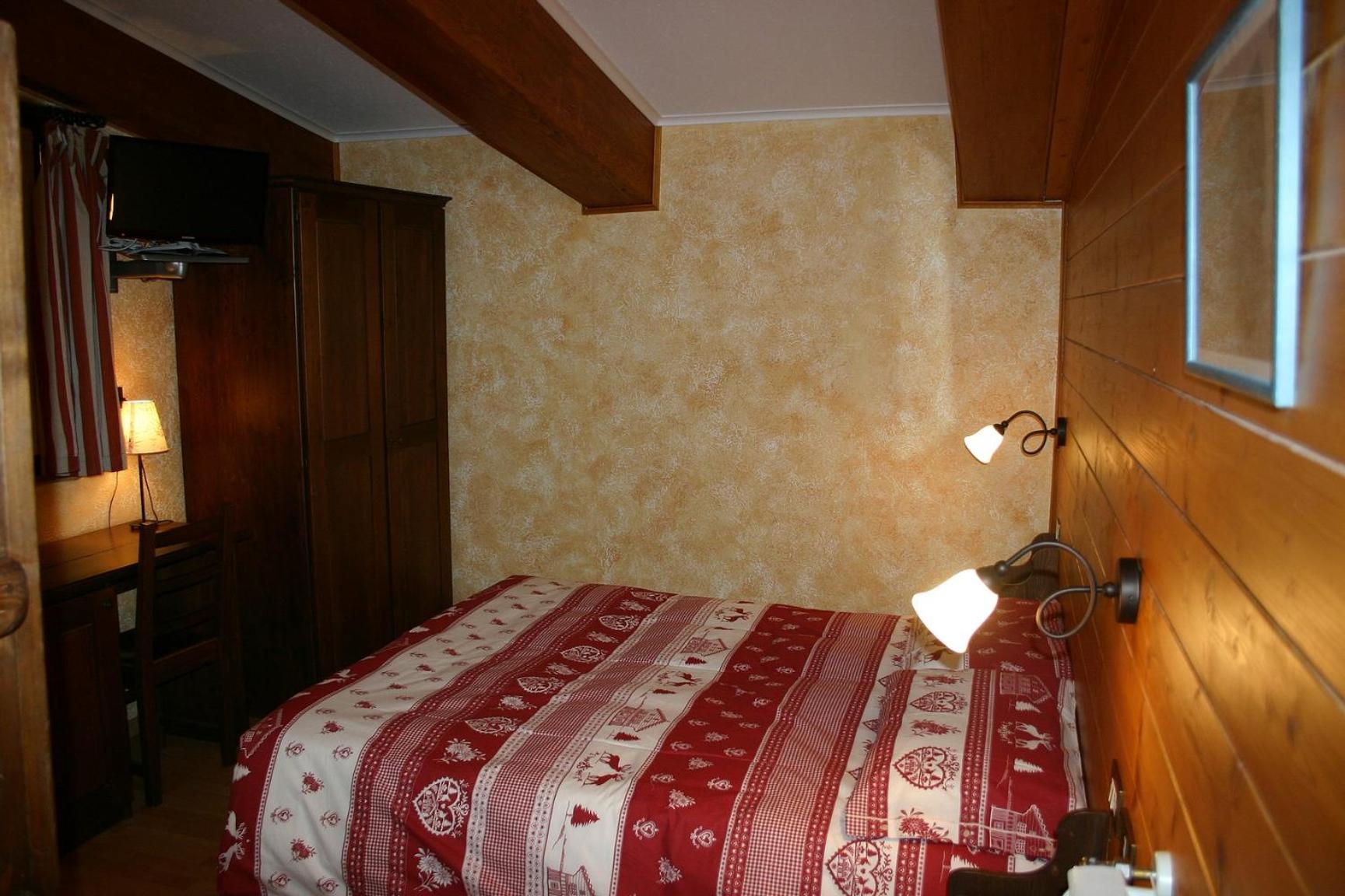 Quadruple Room with Private Bathroom photo 1