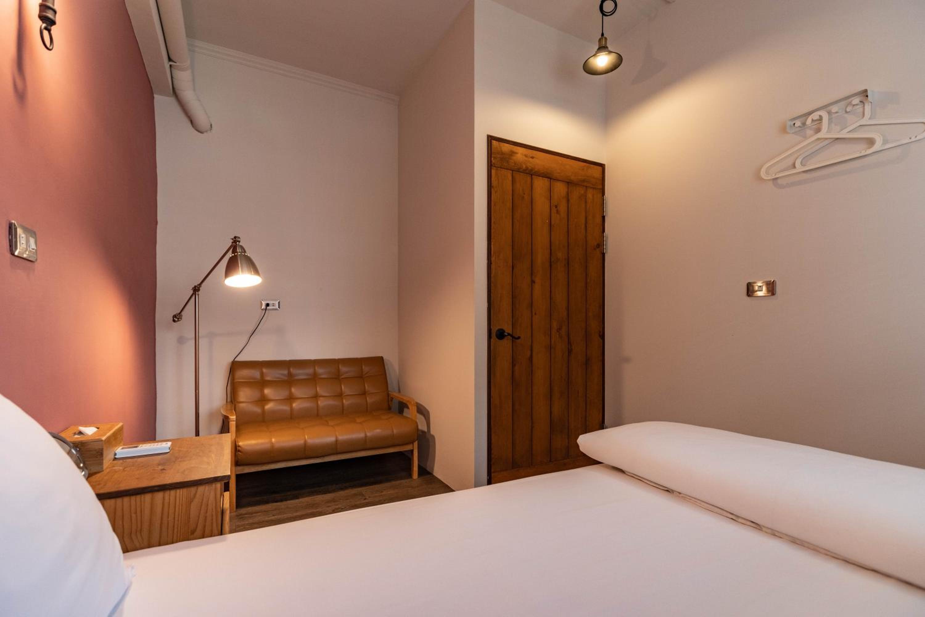 Economy Single Room with Shared Bathroom and Toilet photo 2