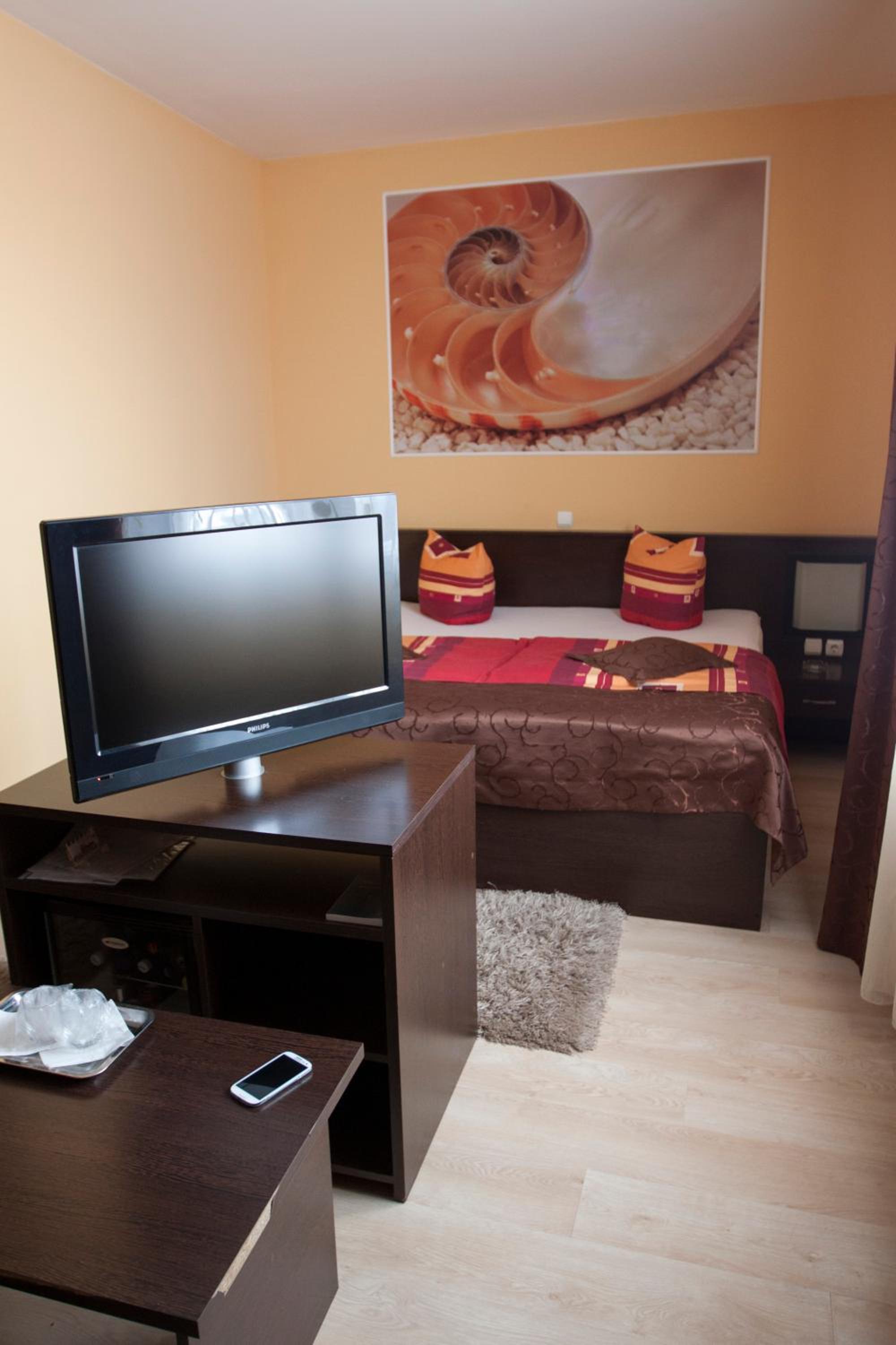 Queen Room photo 1