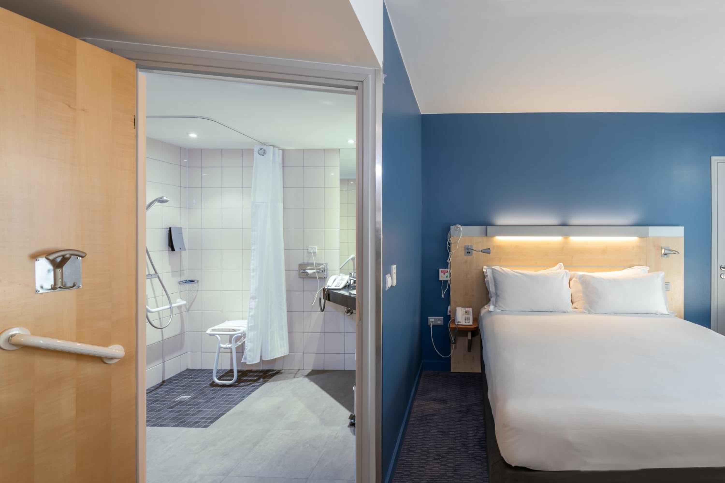 Standard Double Room with Free Breakfast - Accessible - Photo 1
