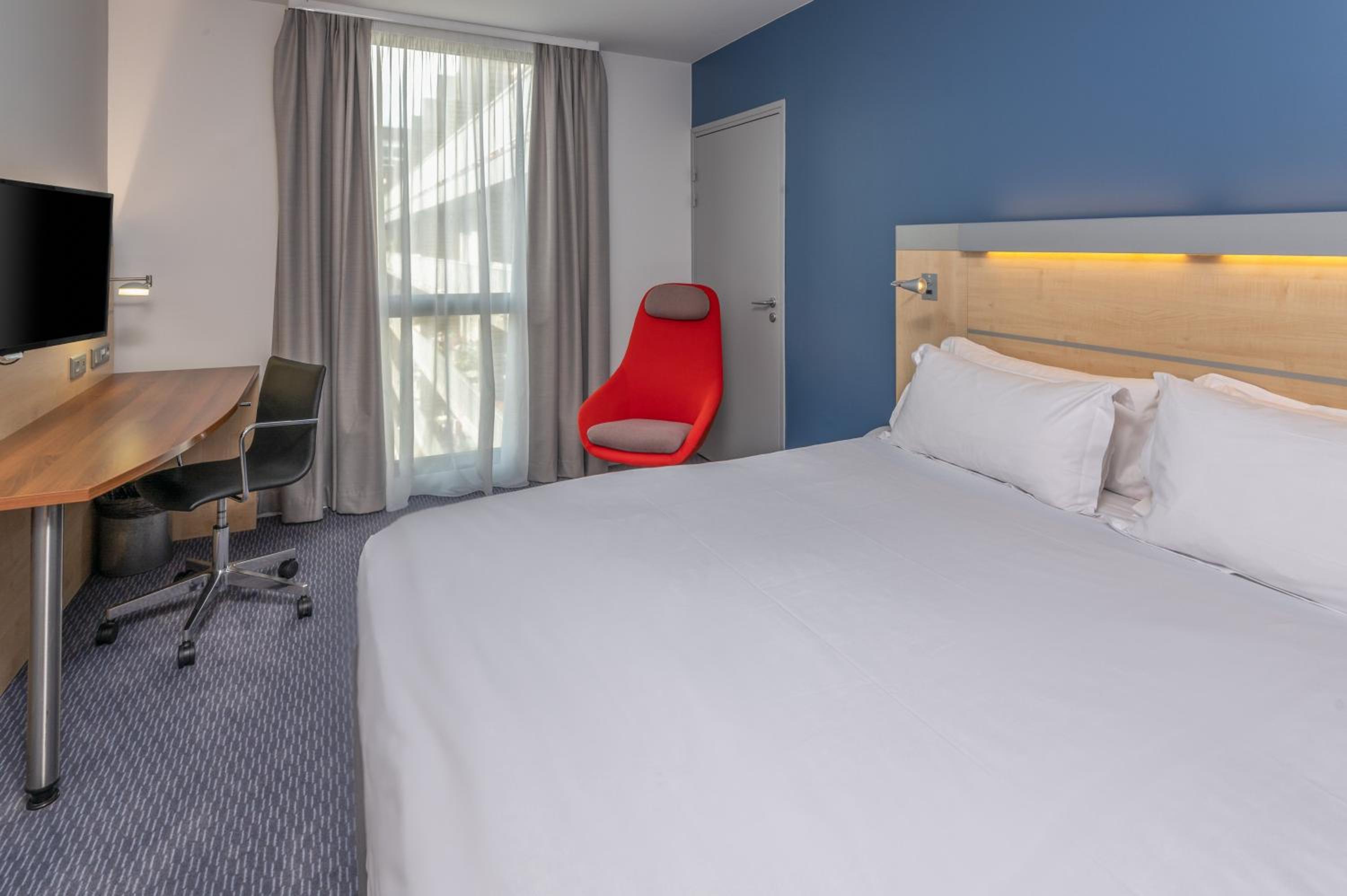 Standard Double Room with Free Breakfast - Photo 7