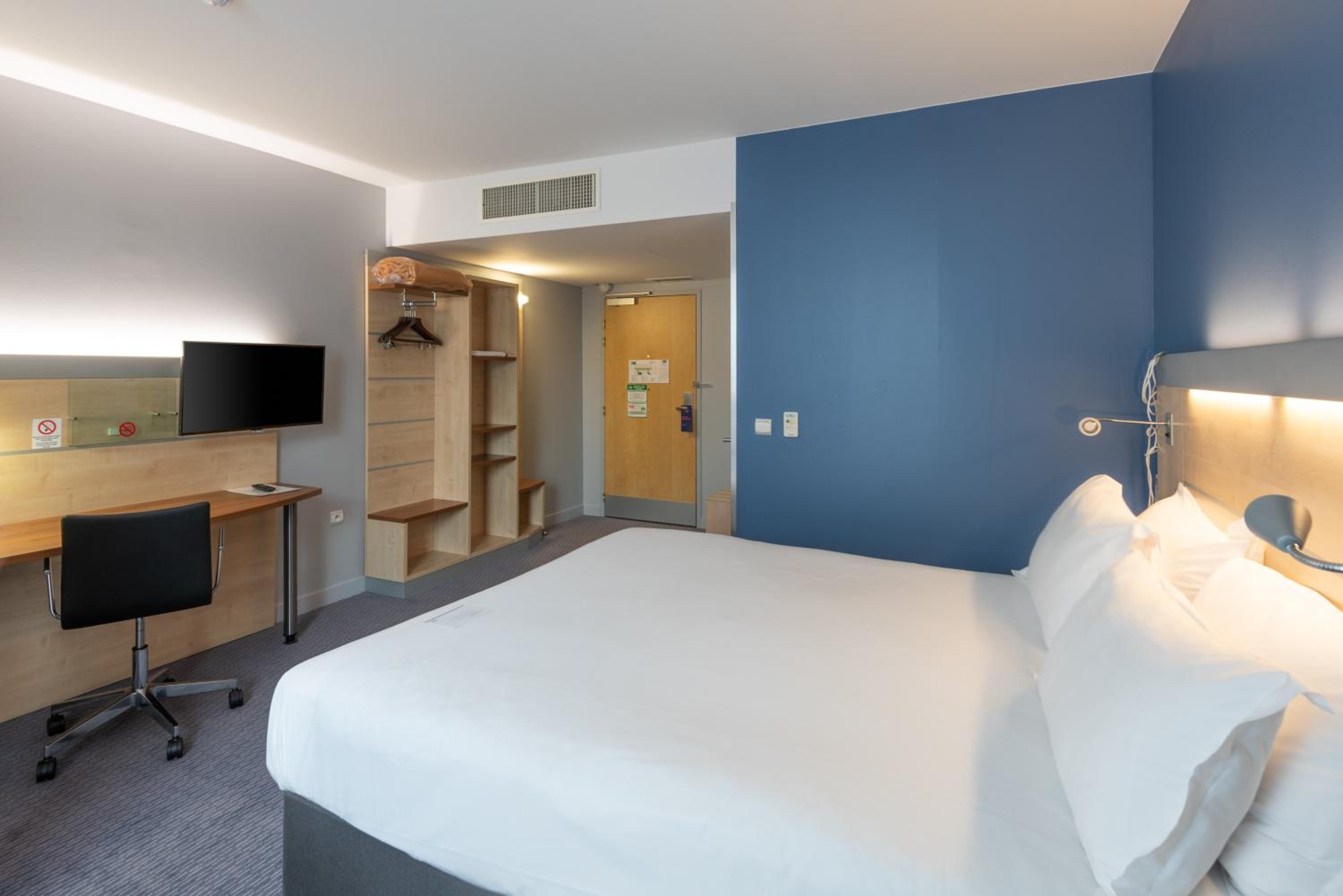 Standard Double Room with Free Breakfast - Accessible - Photo 2