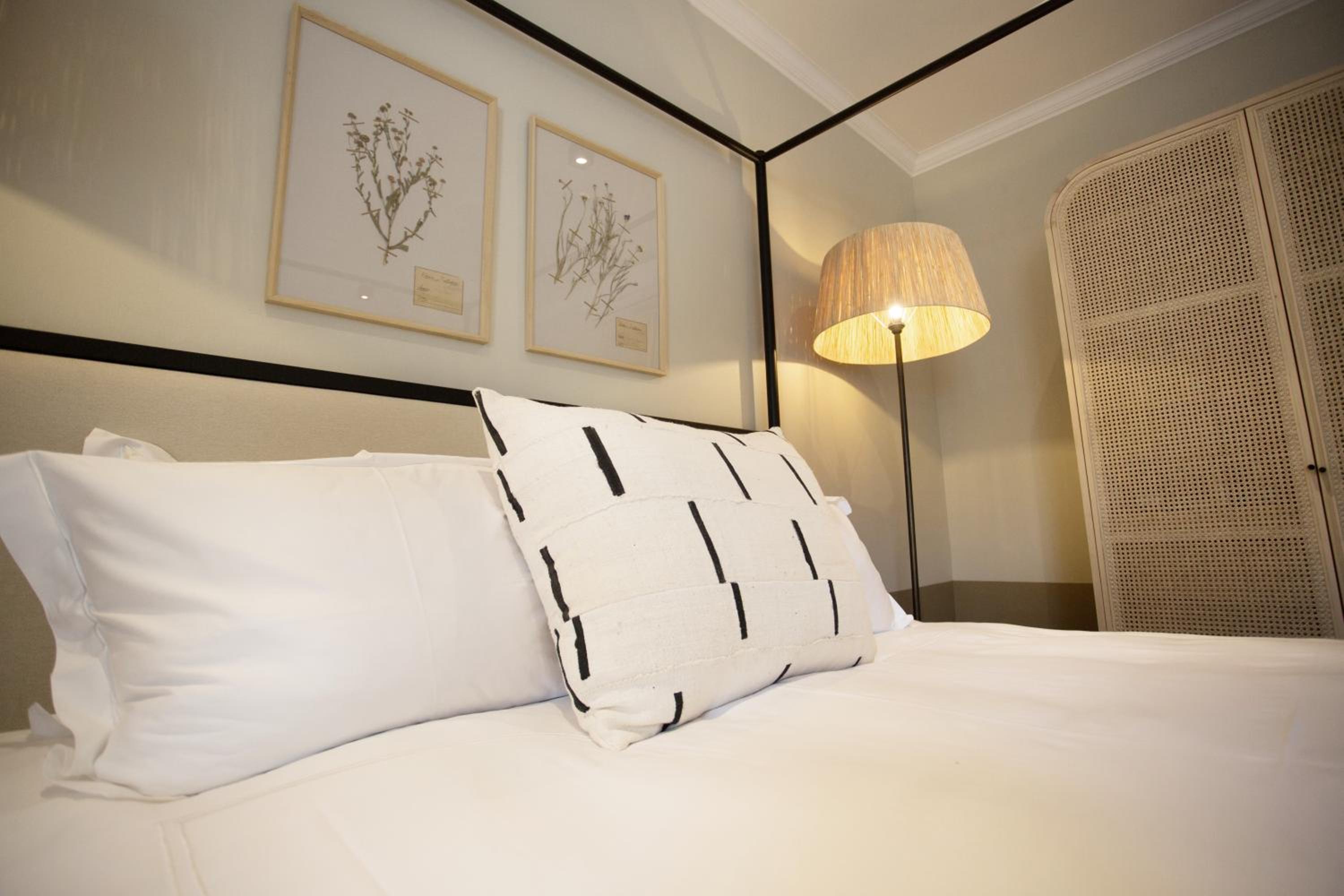 Superior King Room with Bath - Photo 1