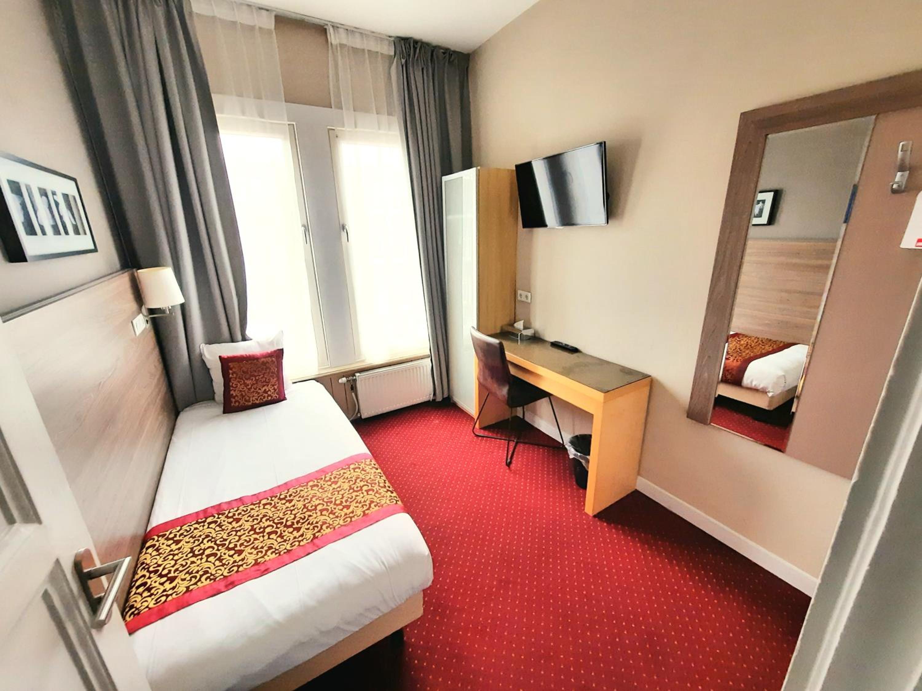 Single Room thumbnail 5