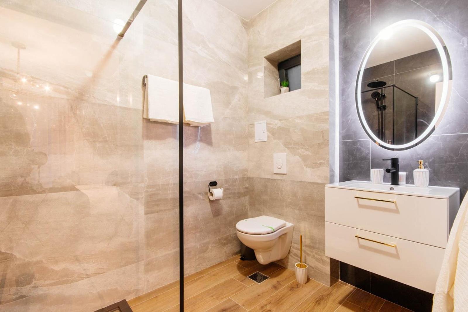 Deluxe Double Room (2 Adults + 1 Child) - Photo 2