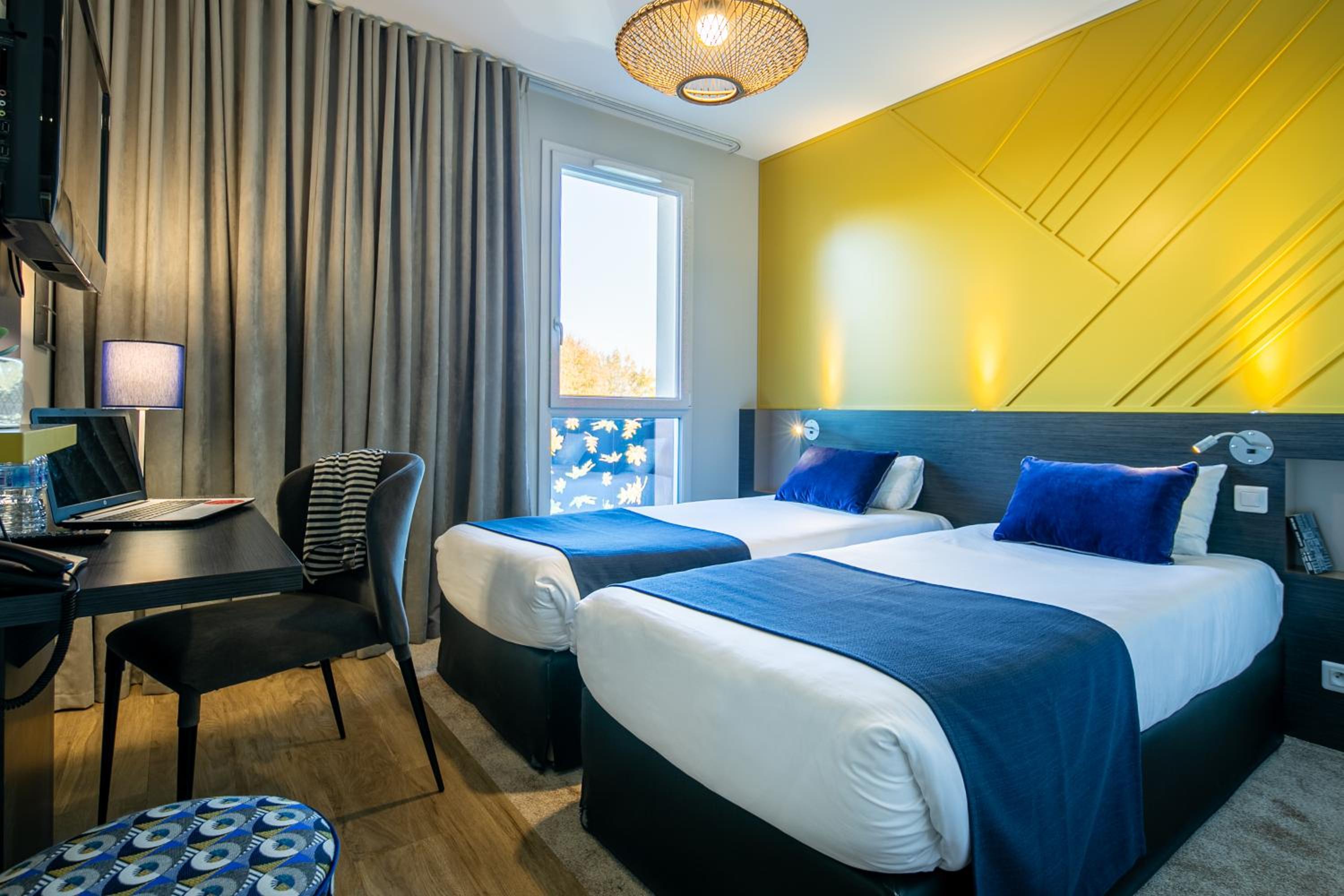 Standard Twin Room - Photo 1