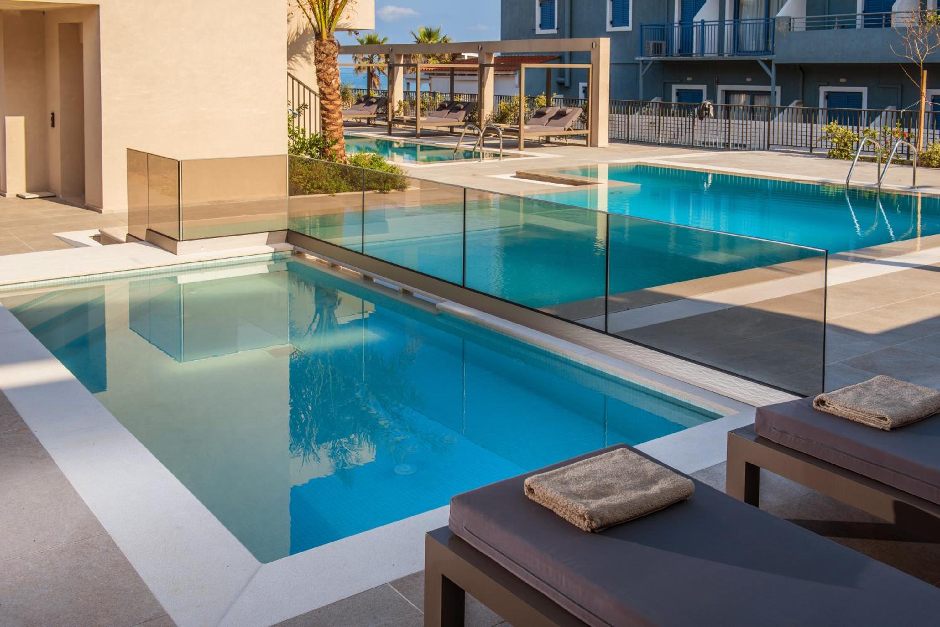 Deluxe Suite with Sea View and Jacuzzi - Photo 2
