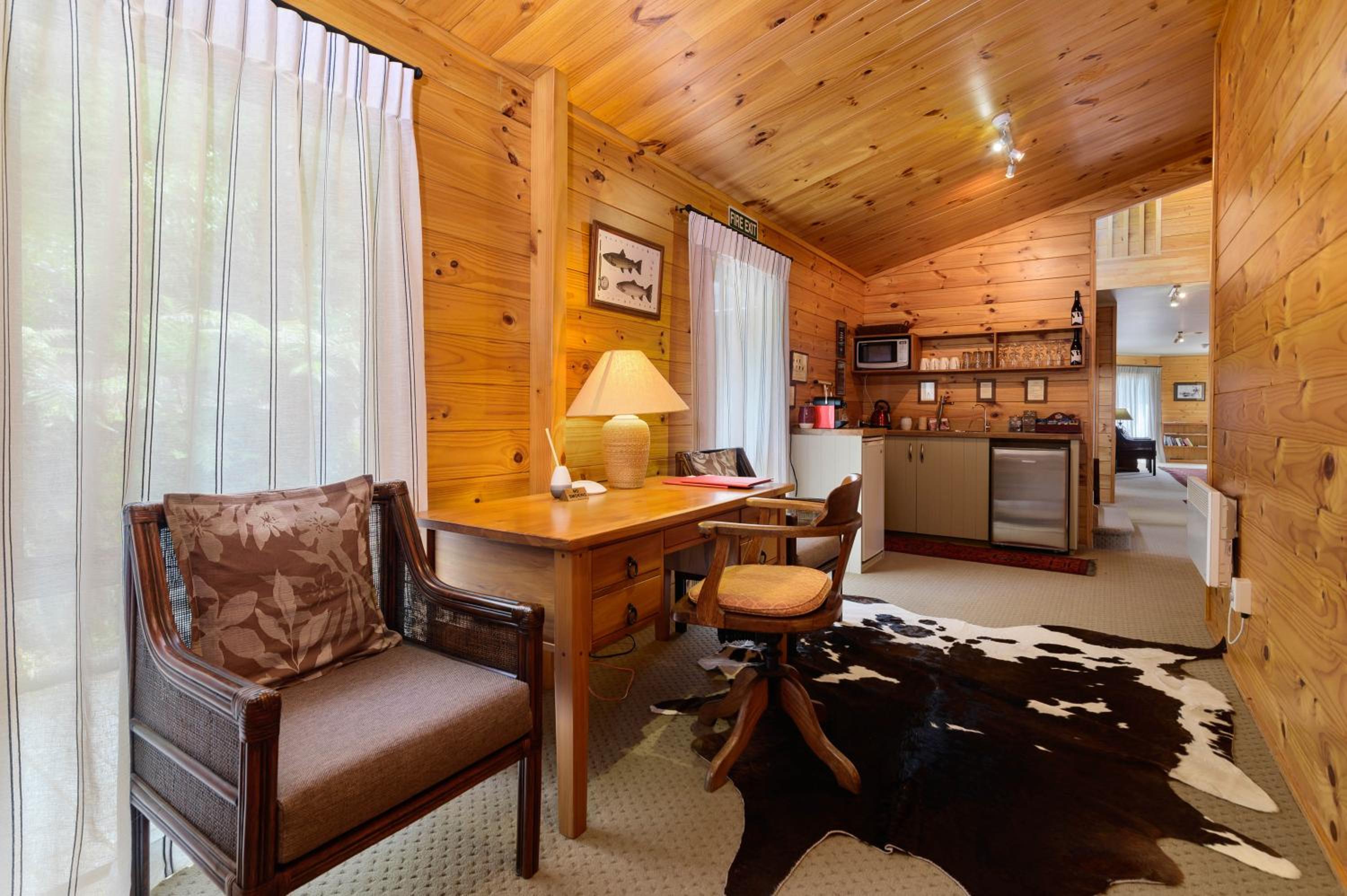 Suite with Lake View thumbnail 6
