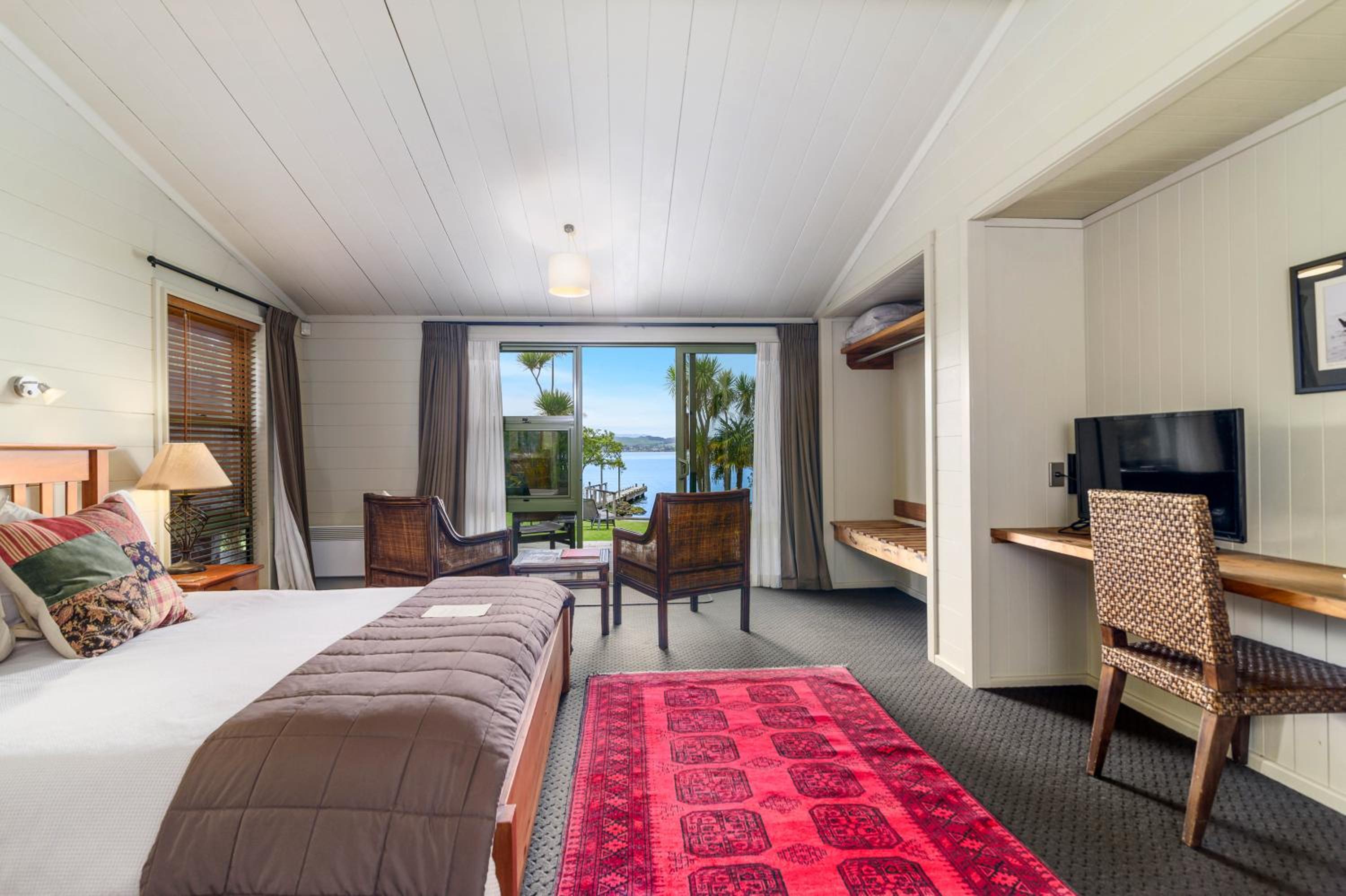 Double Room with Lake View thumbnail 6
