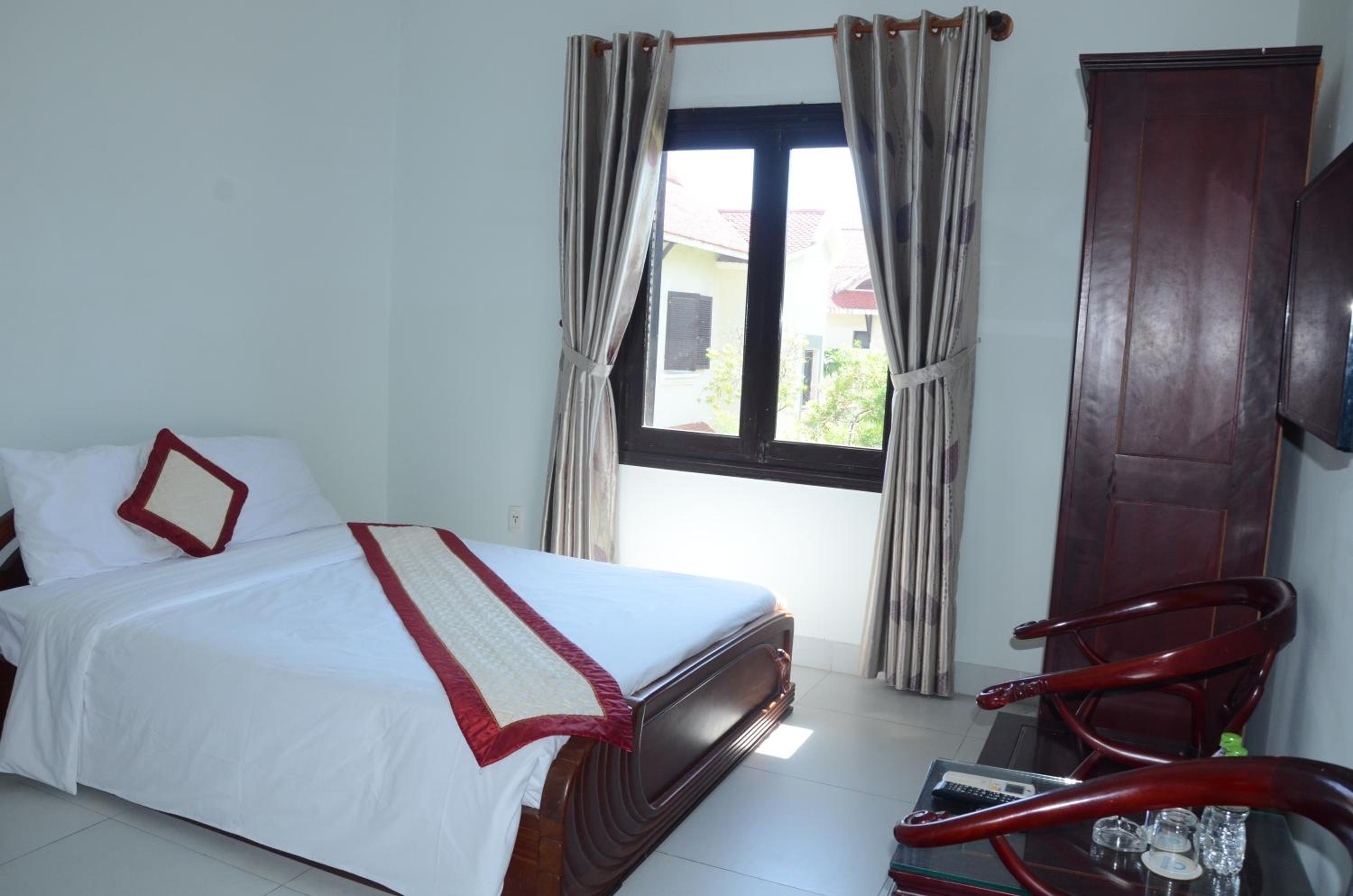 Queen Room with Pool View