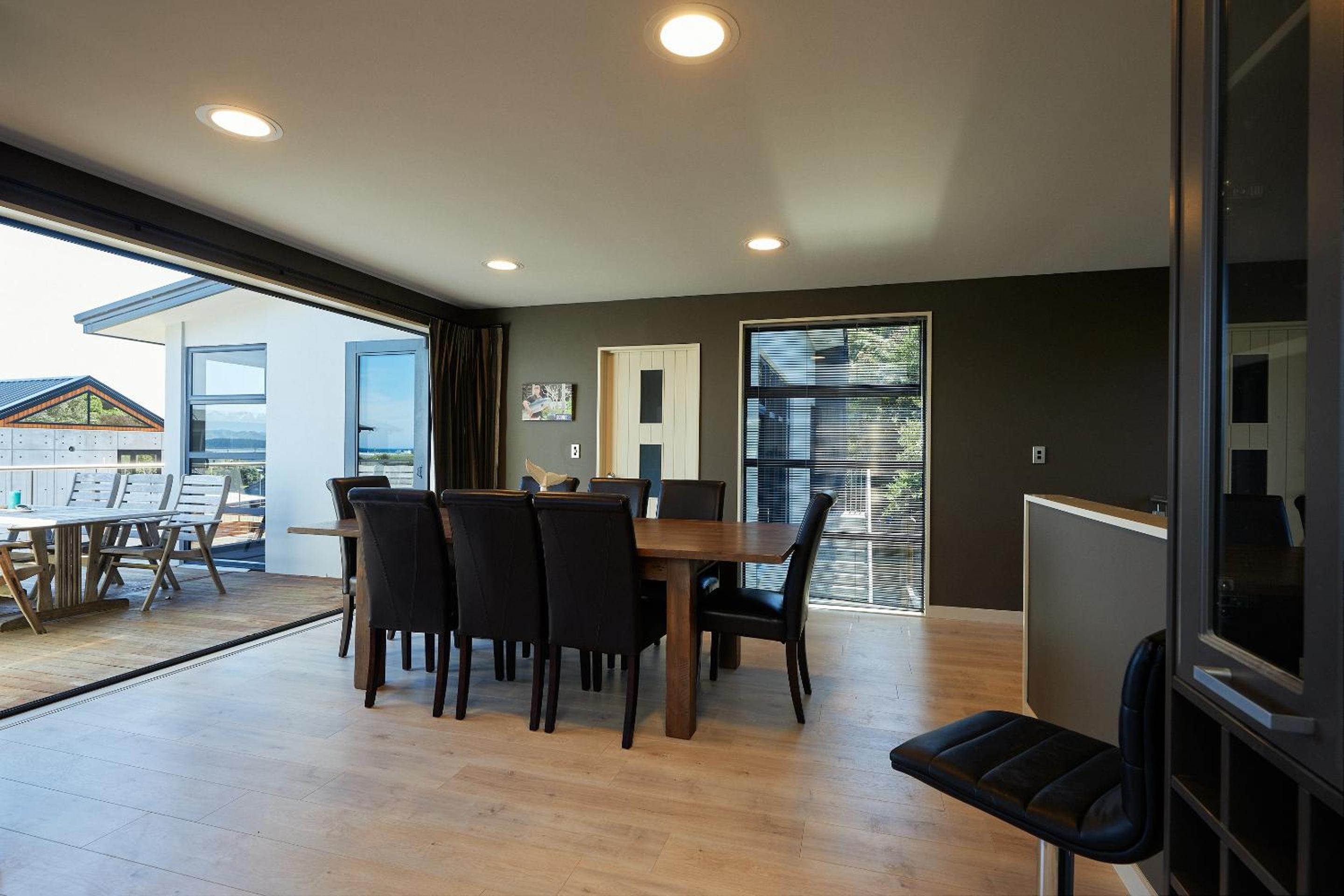 Six-Bedroom House photo 3