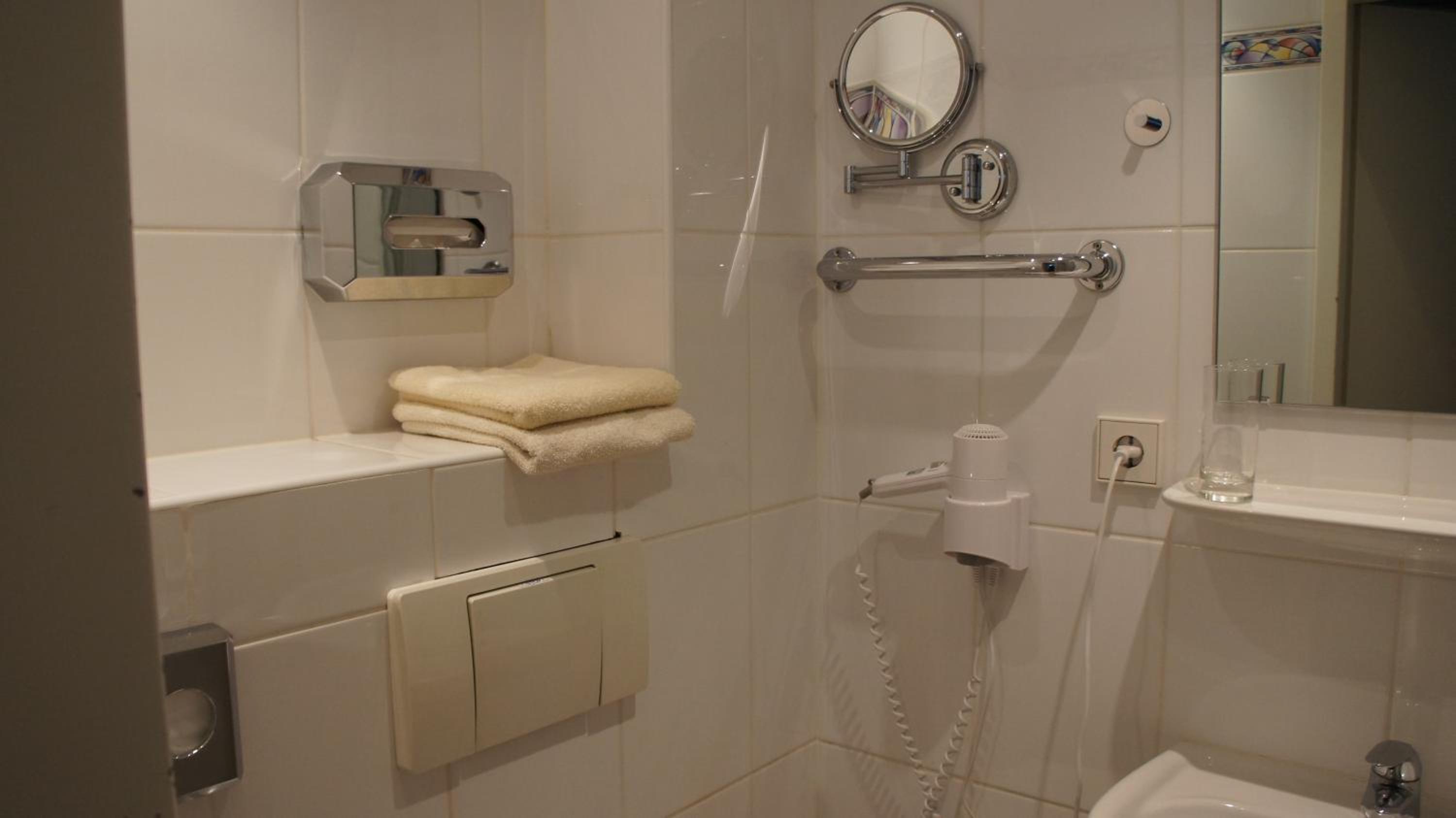 Twin Room - Photo 2