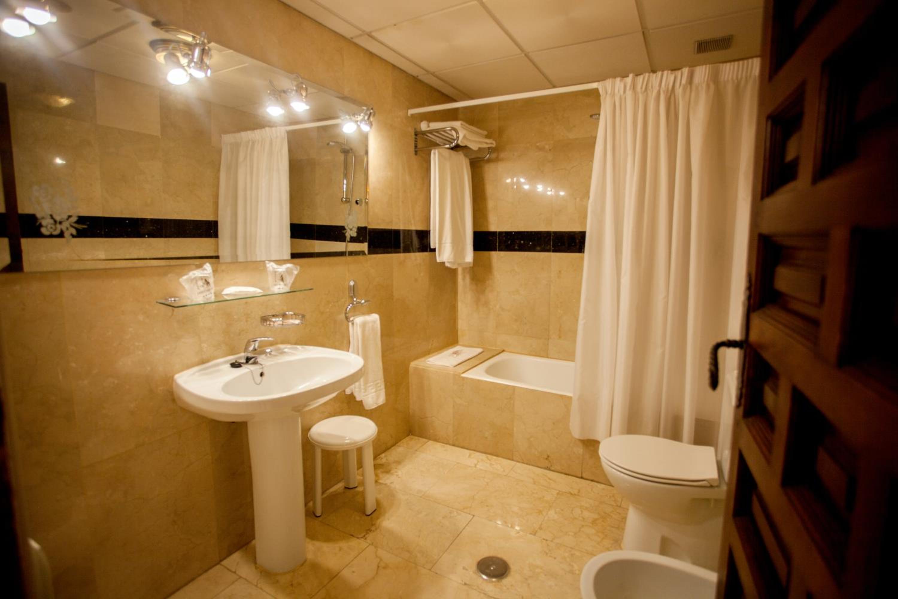 Twin Room - Photo 7