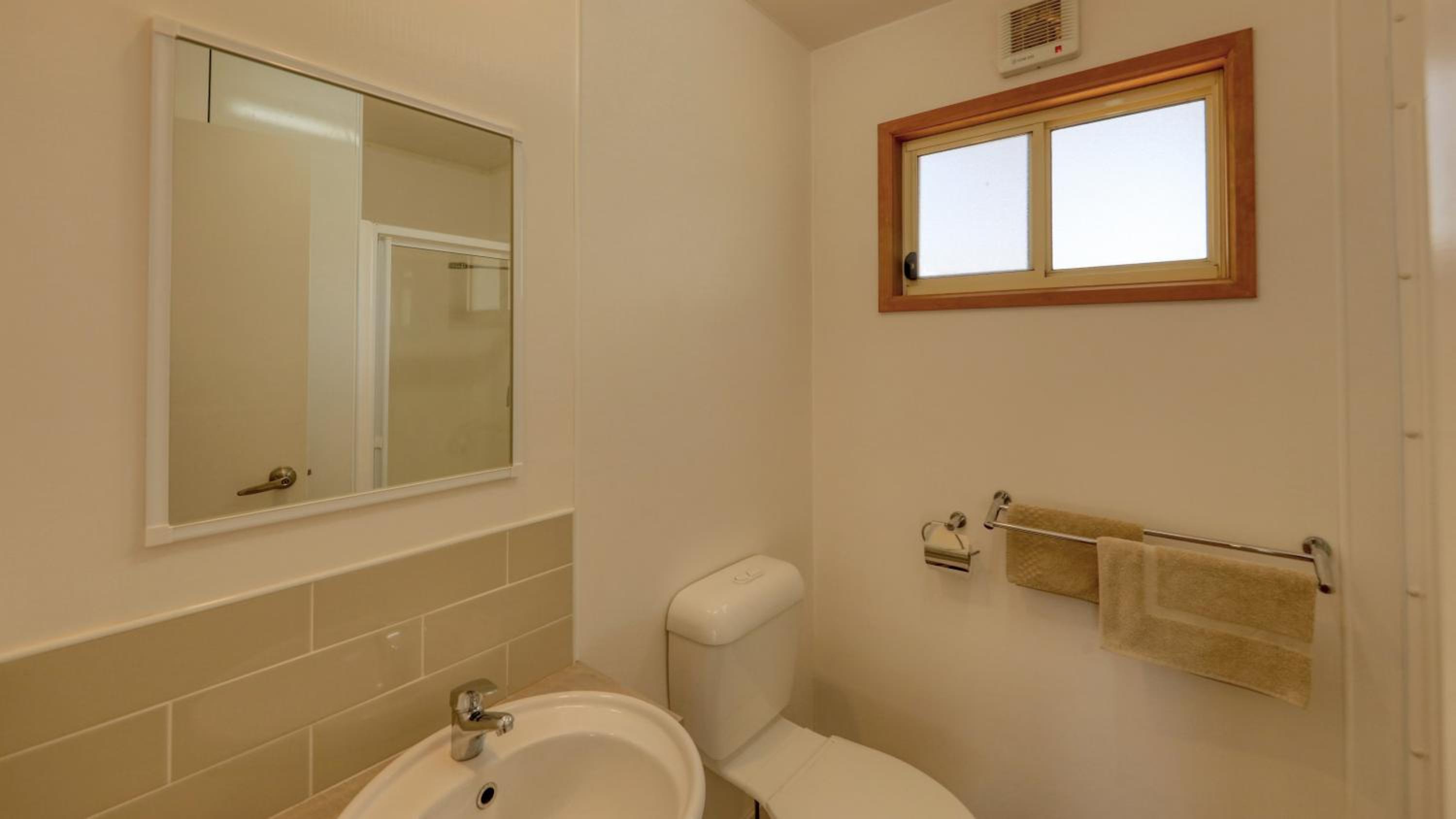 Deluxe Queen Room - No Pets Allowed photo 3