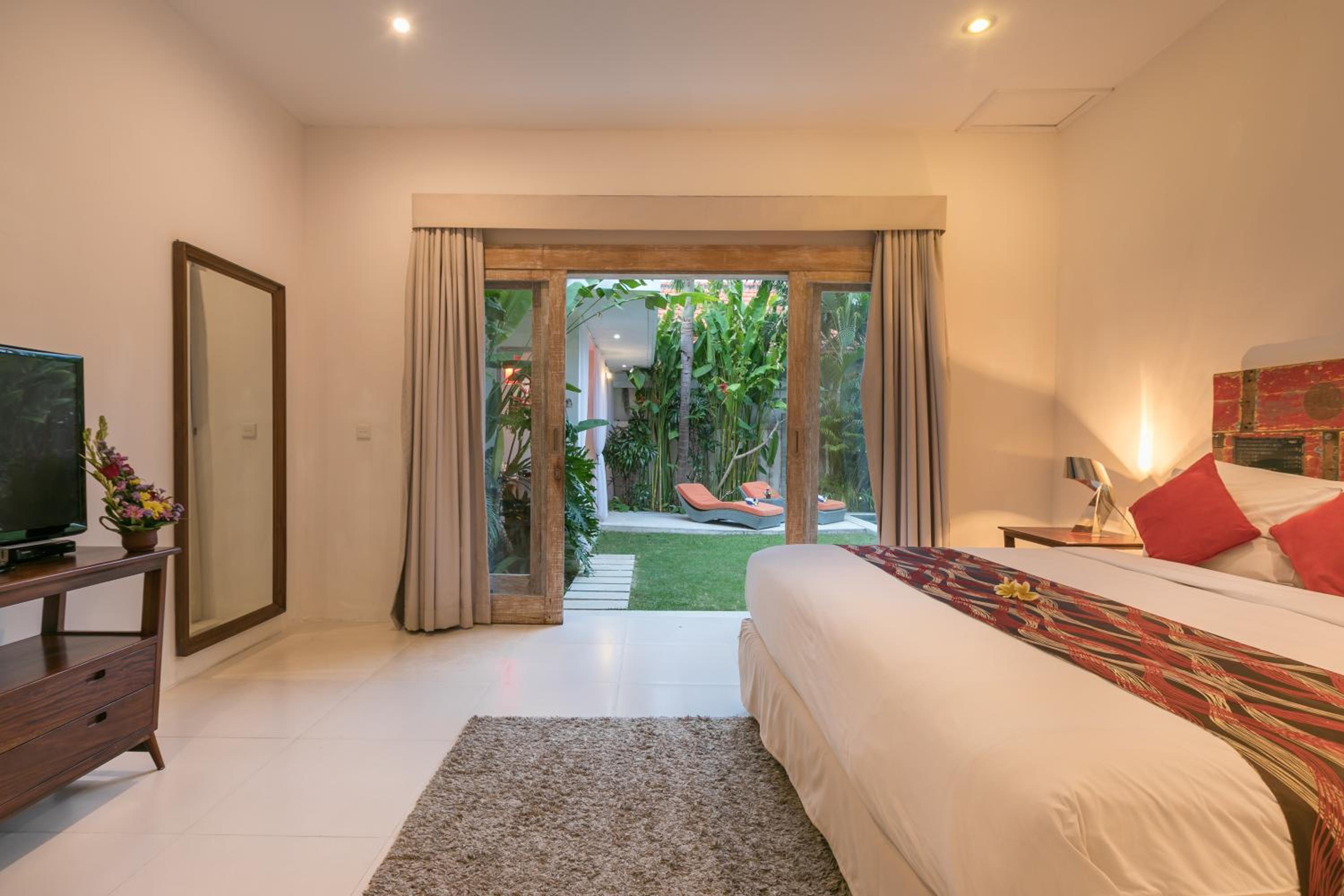 Villa with Private Pool - Photo 23