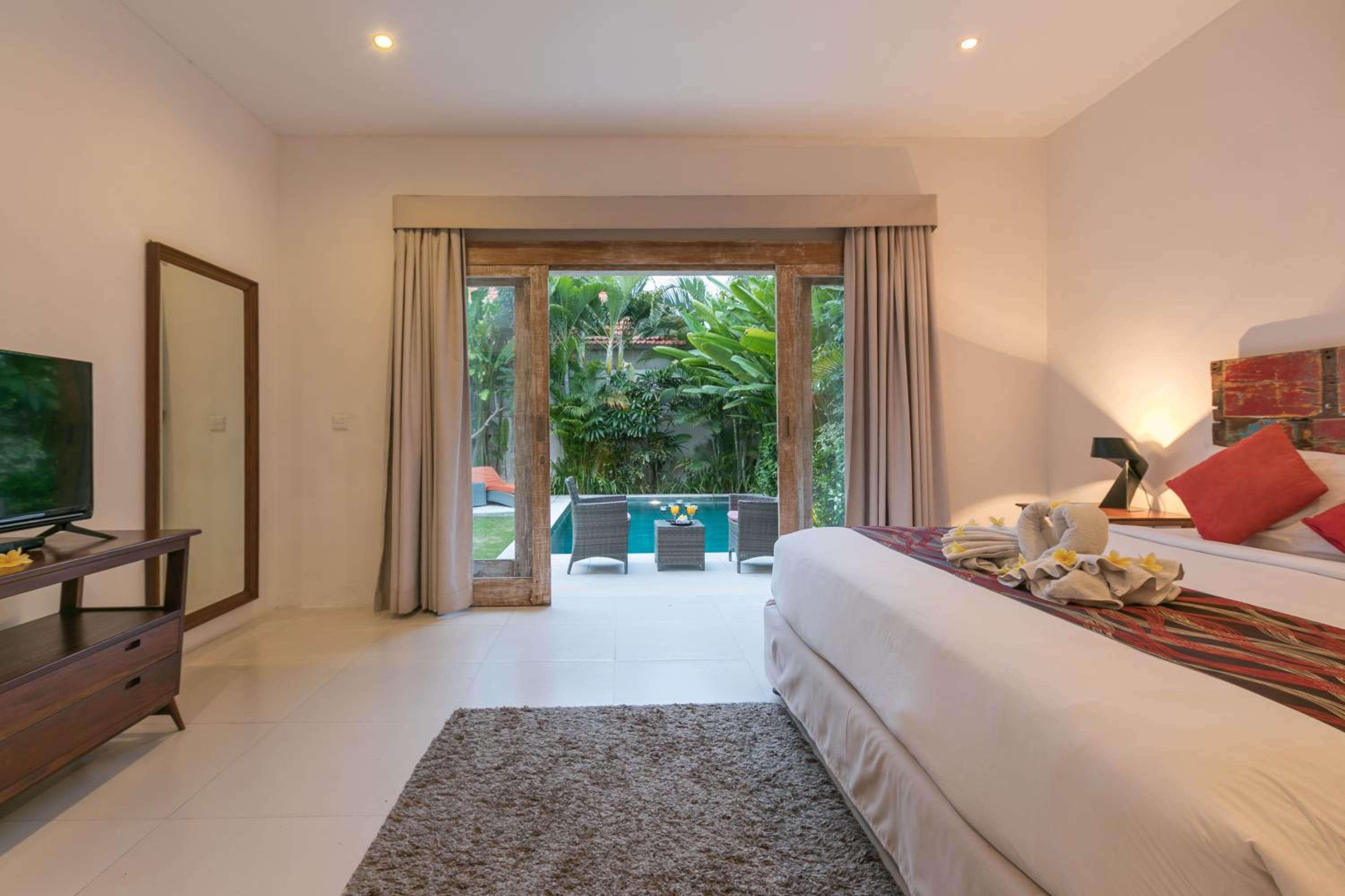 Villa with Private Pool - Photo 18