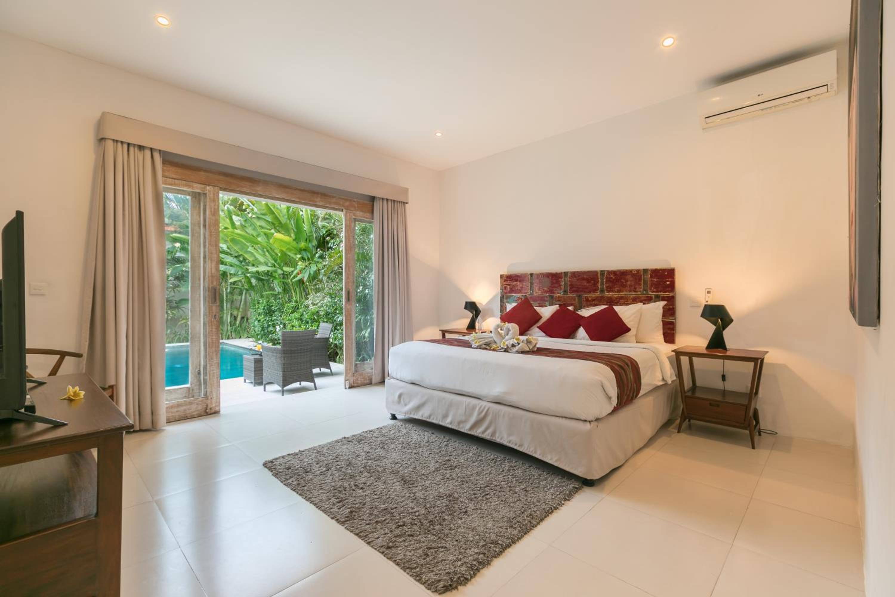 Villa with Private Pool - Photo 13
