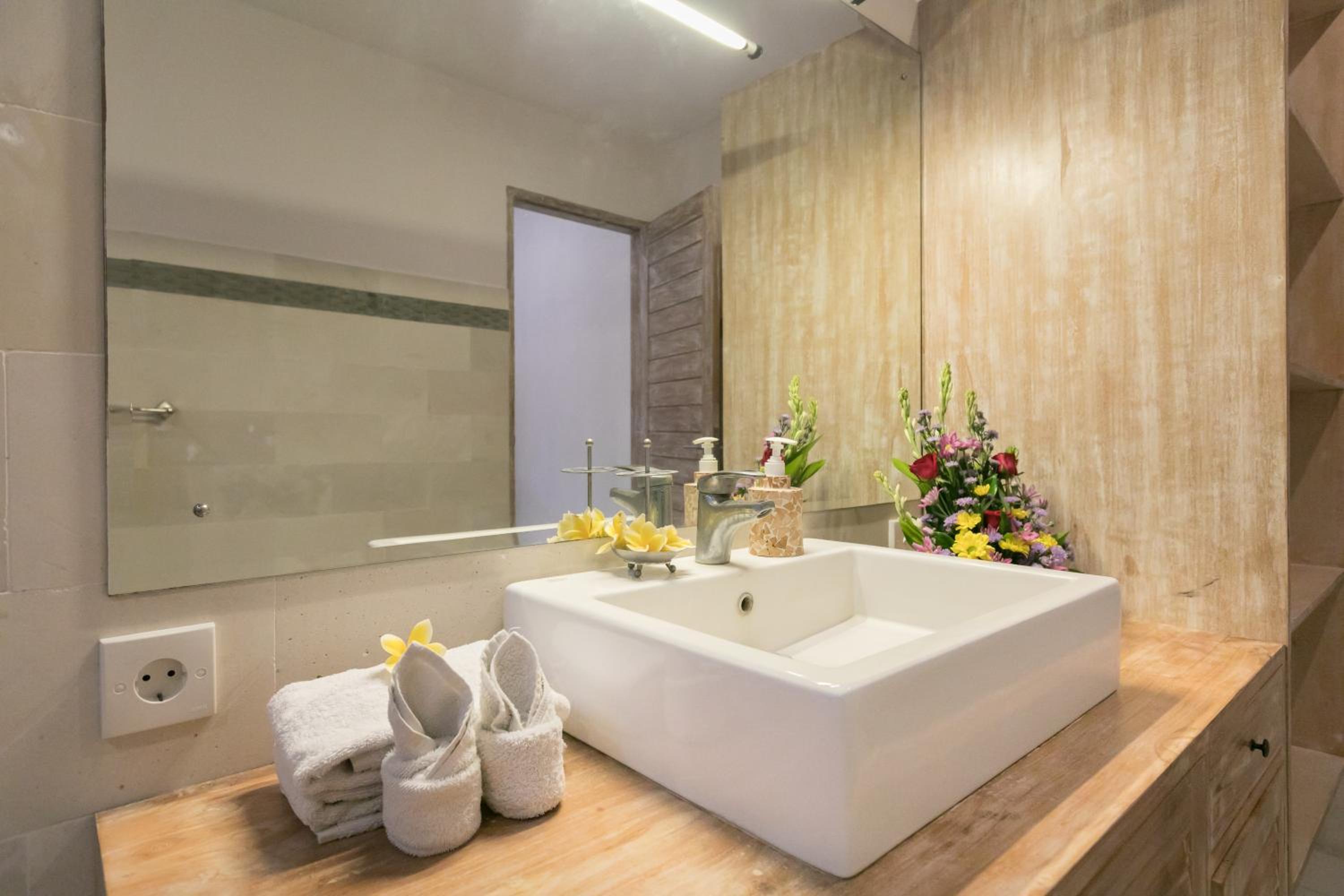 Villa with Private Pool - Photo 11
