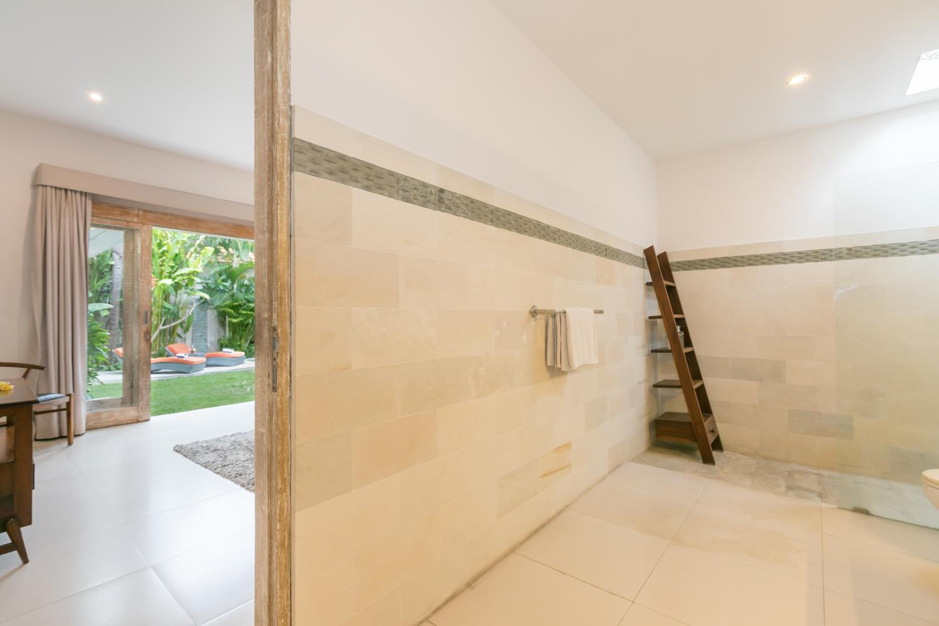 Villa with Private Pool - Photo 6