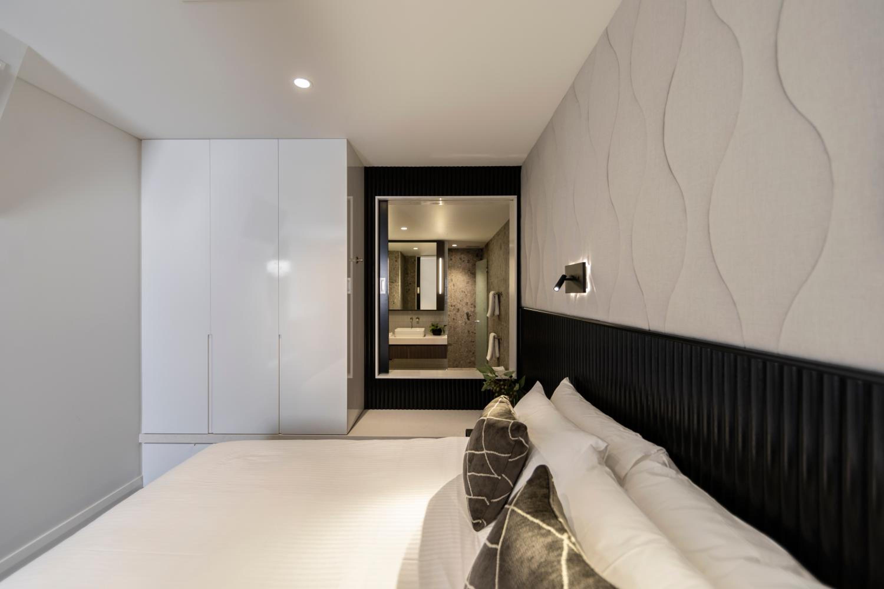 One-Bedroom Suite - Photo 3