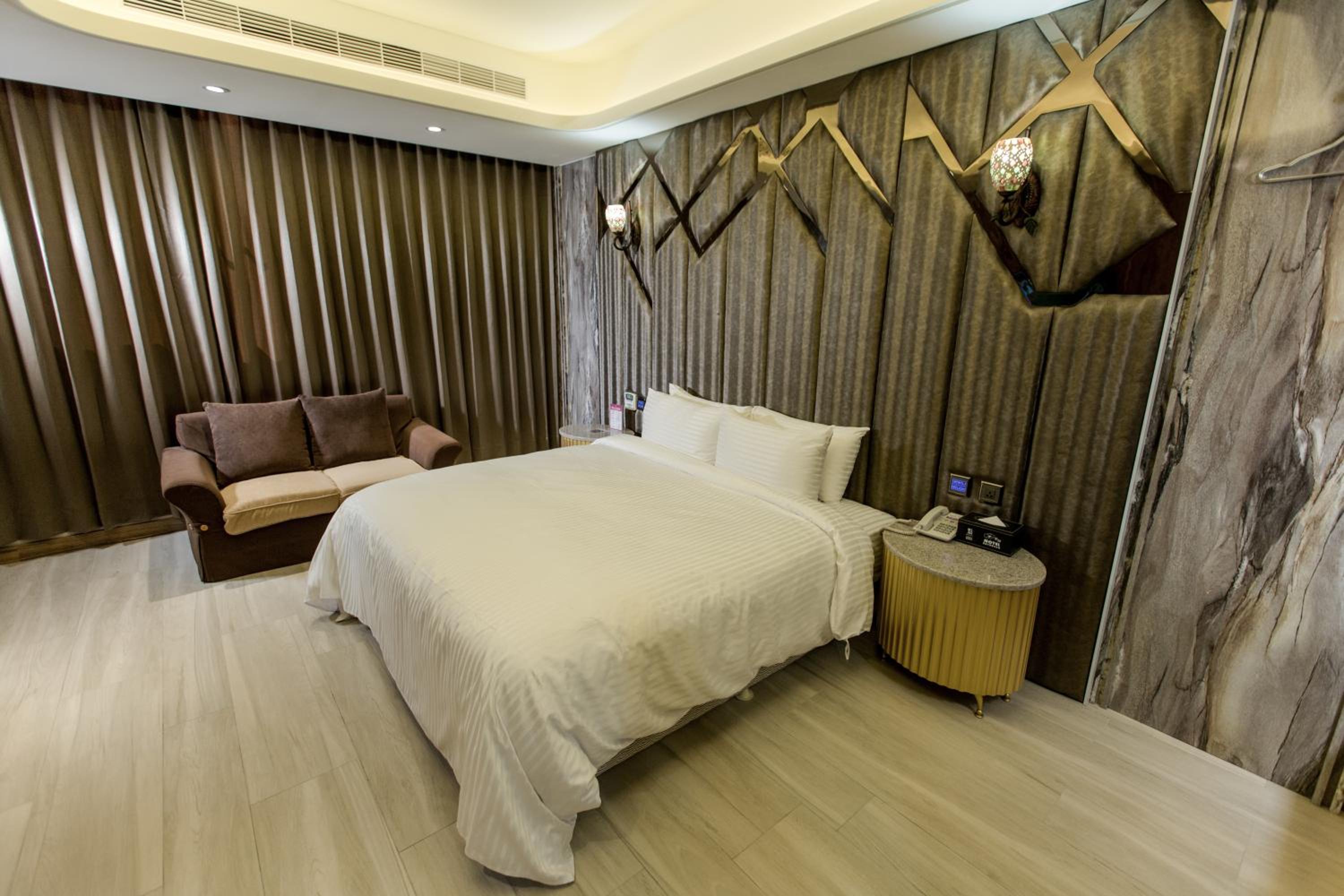 Deluxe Quadruple Room with Video Games (Private Garage)
