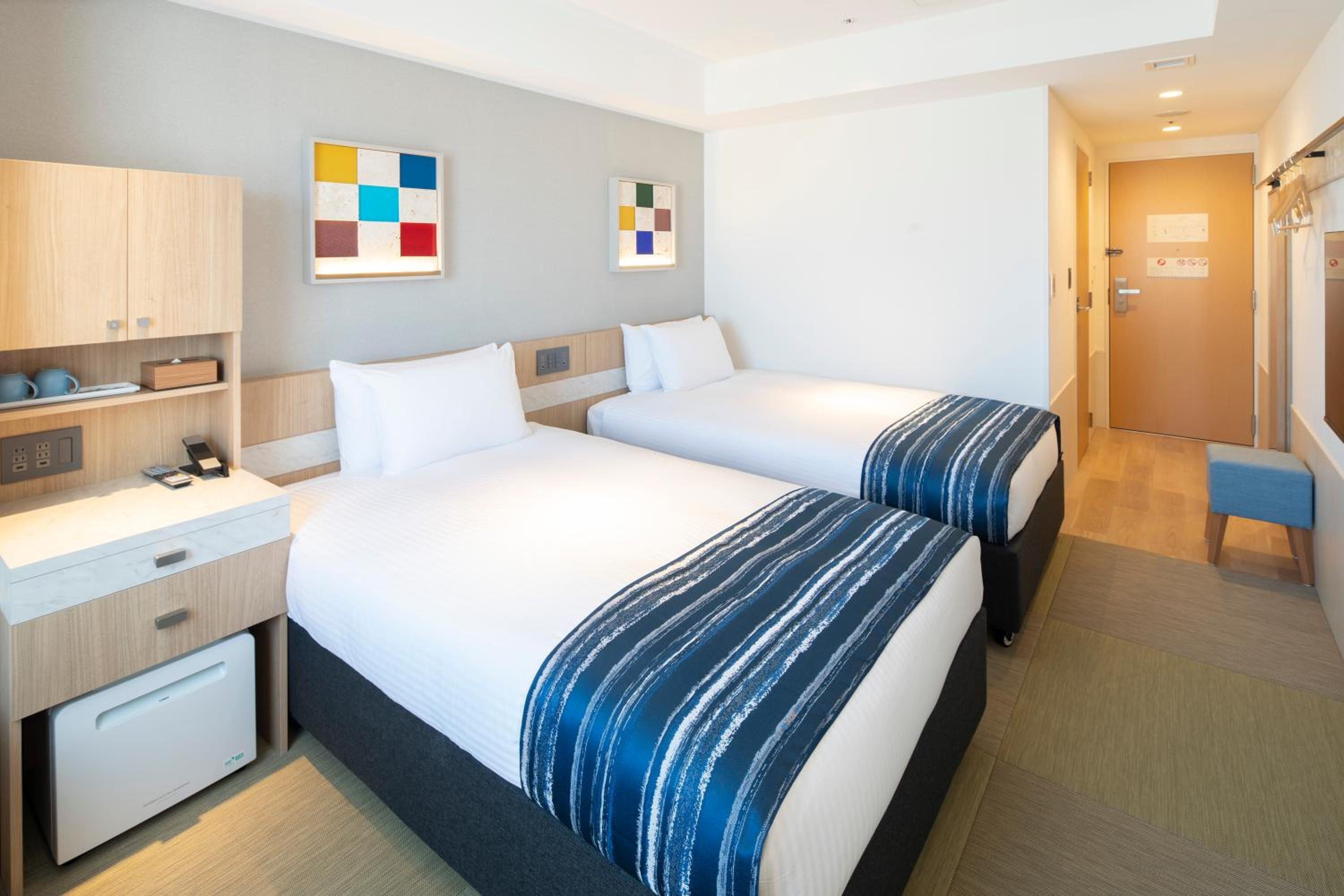 Standard Twin Room with Complimentary Lobby Drinks - Photo 7