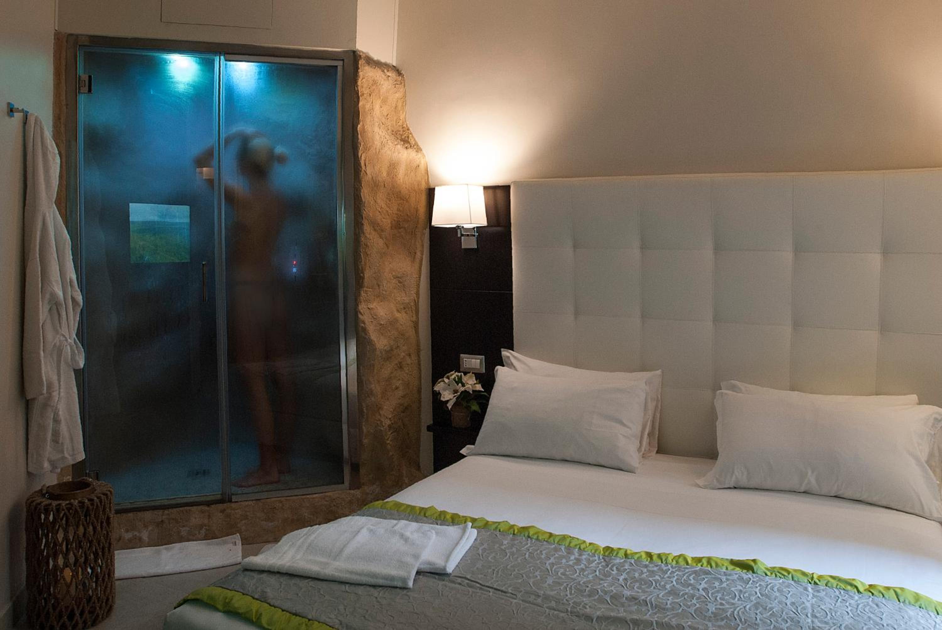 Double Room with Emotional Shower photo 2