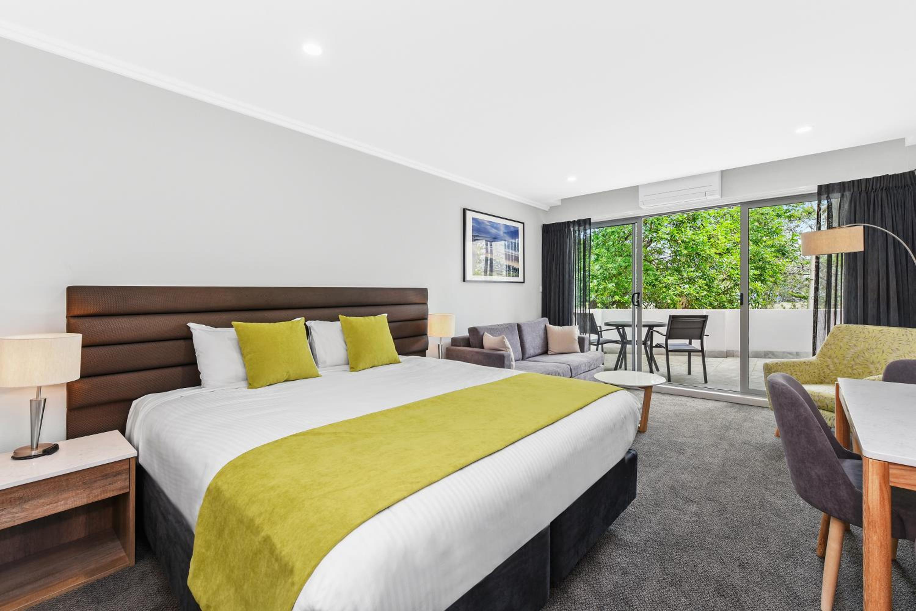 Waterfront Superior King Room - Photo 9