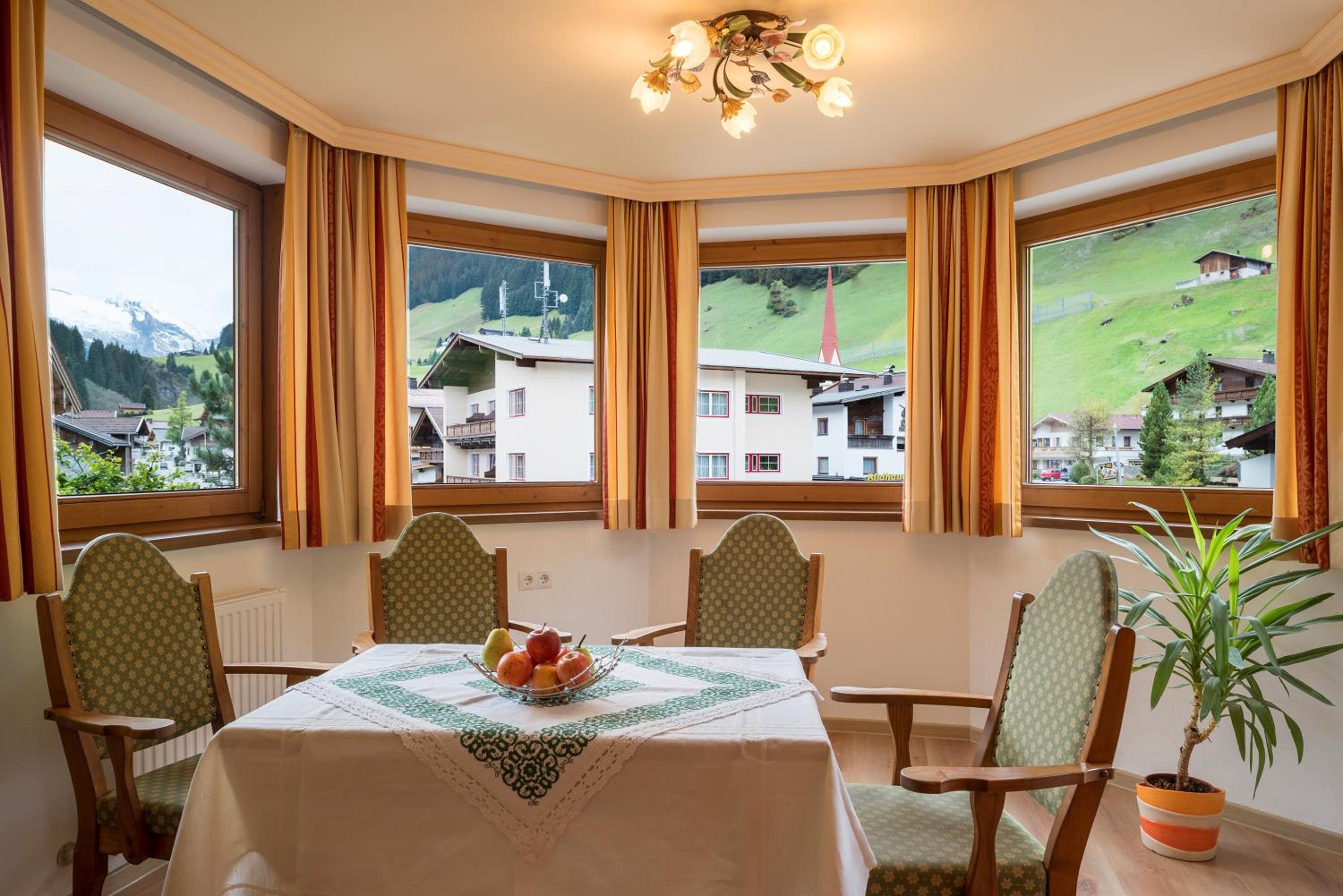 Family Two-Bedroom Apartment with View photo 2