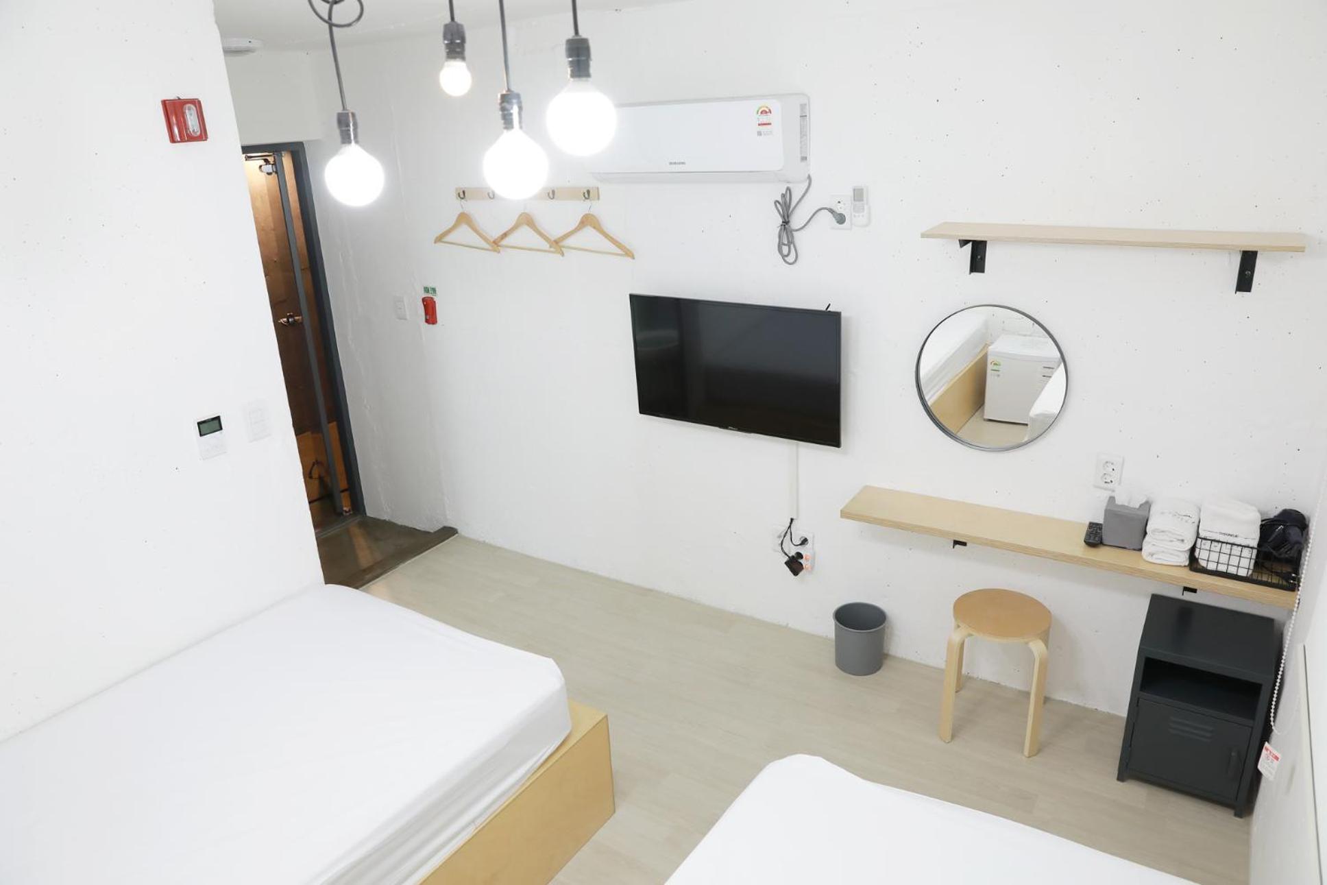 Small Twin Room - Photo 2
