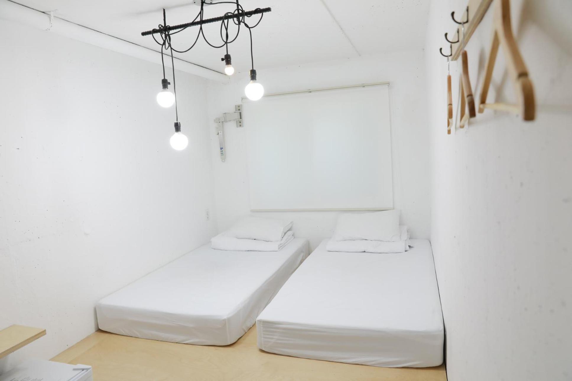Small Twin Room - Photo 4
