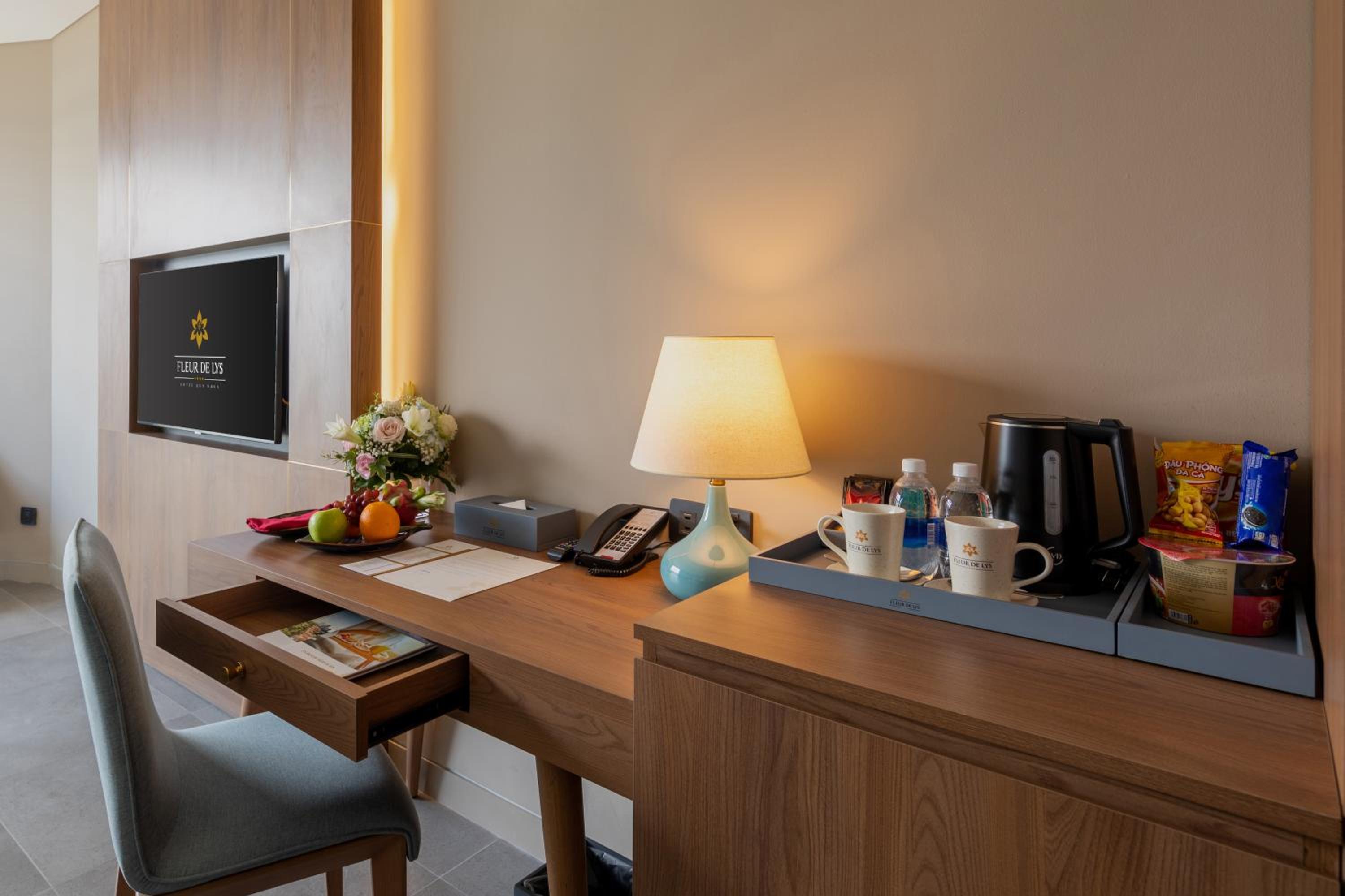 Deluxe Queen Room Ocean View with Balcony - Photo 6