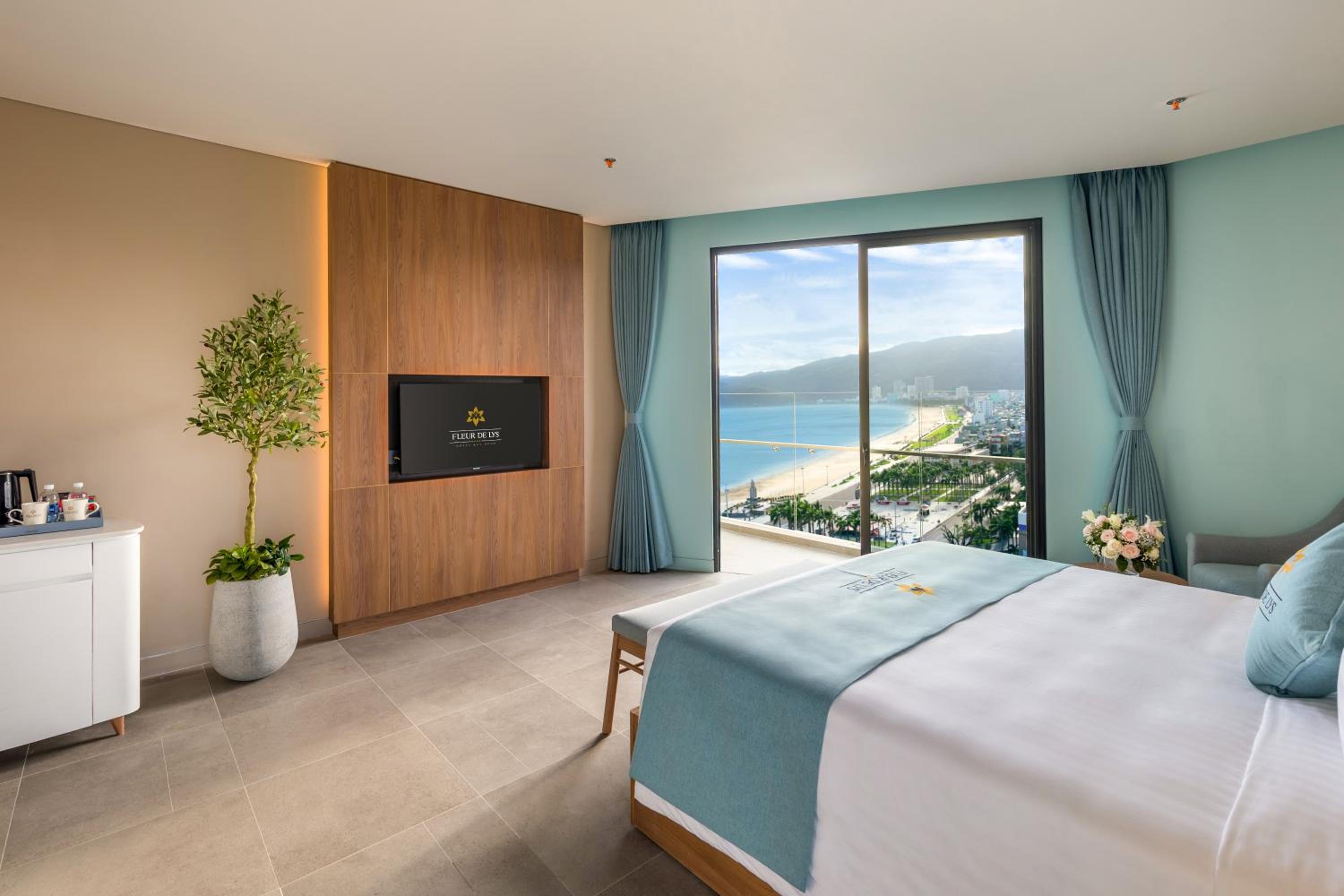 Executive Queen Room Ocean View with Balcony - Photo 5