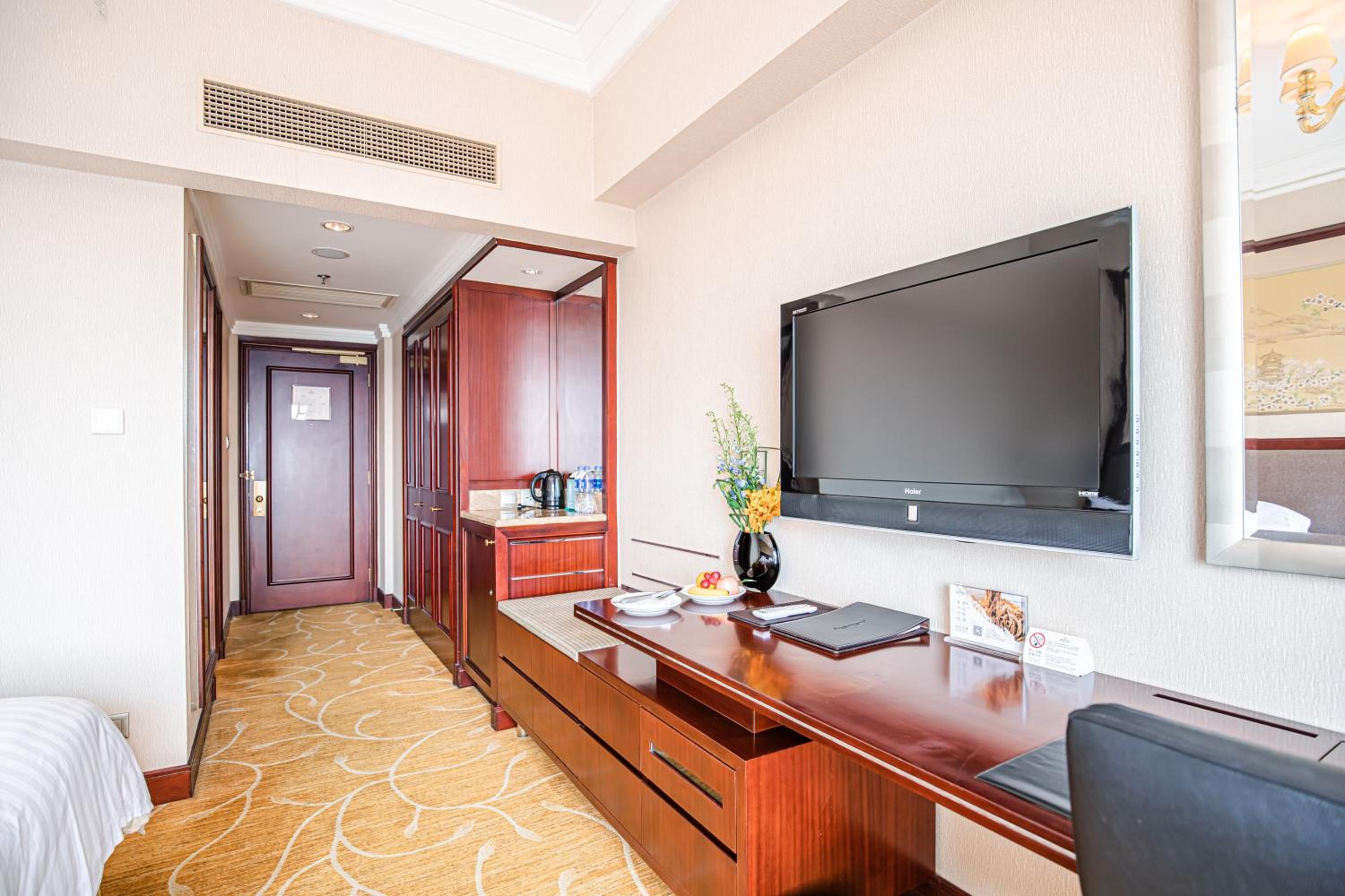 Executive Suite with Club Benefits photo 3