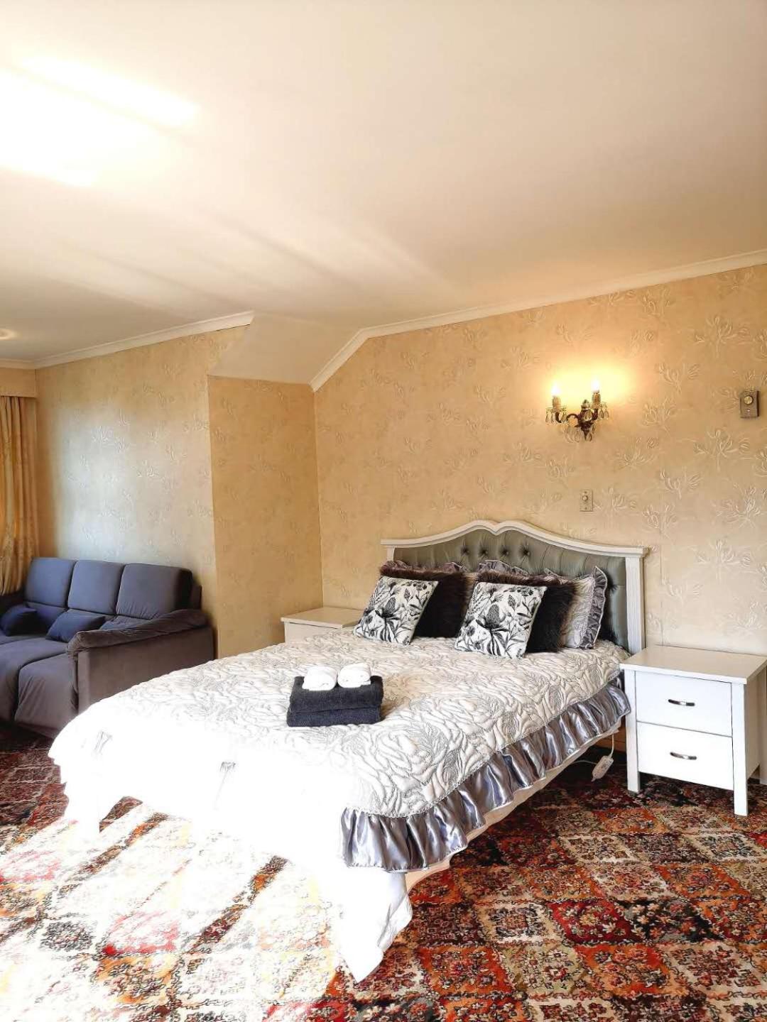 Four-Bedroom House - Photo 22