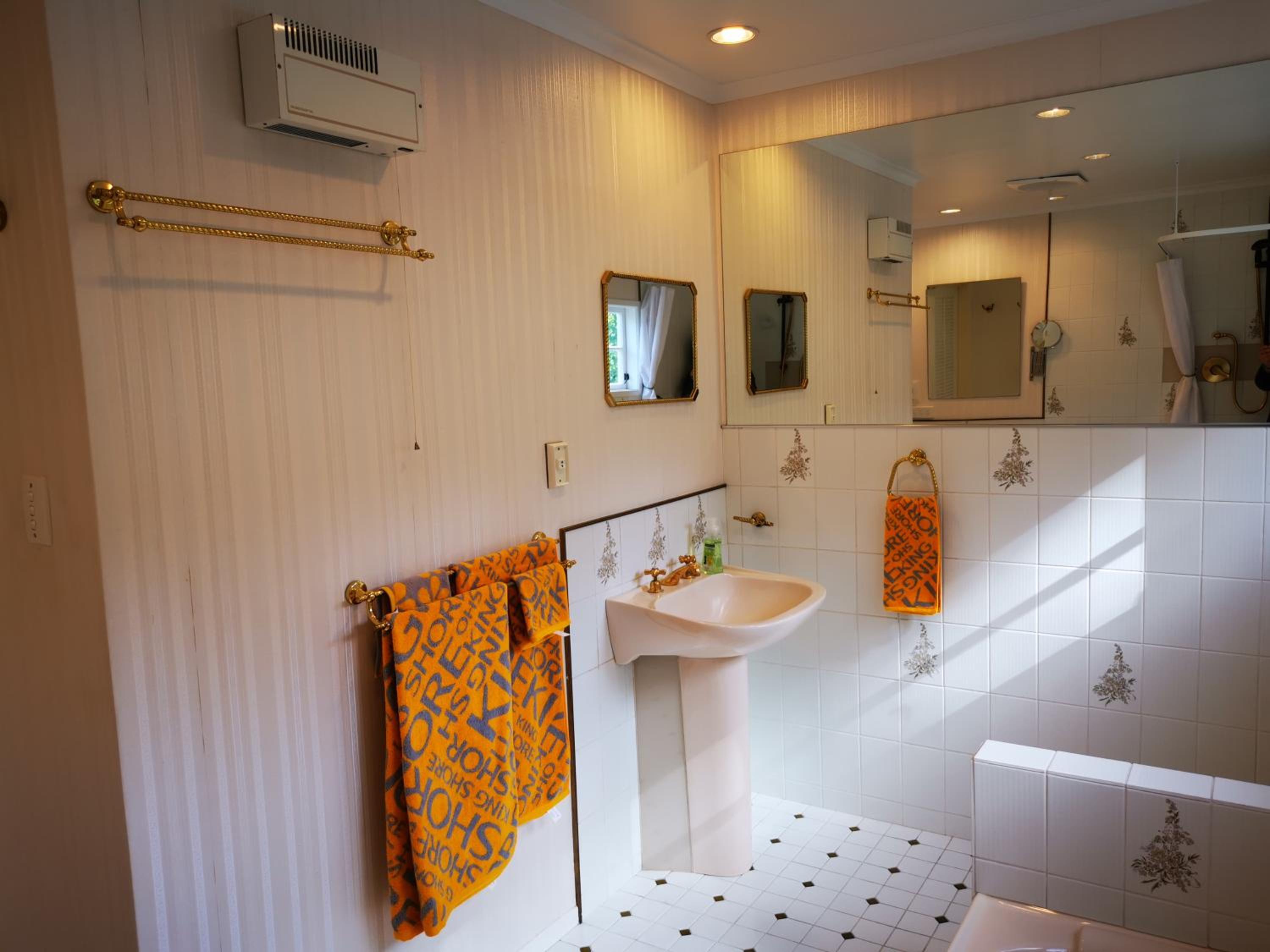 Four-Bedroom House - Photo 35
