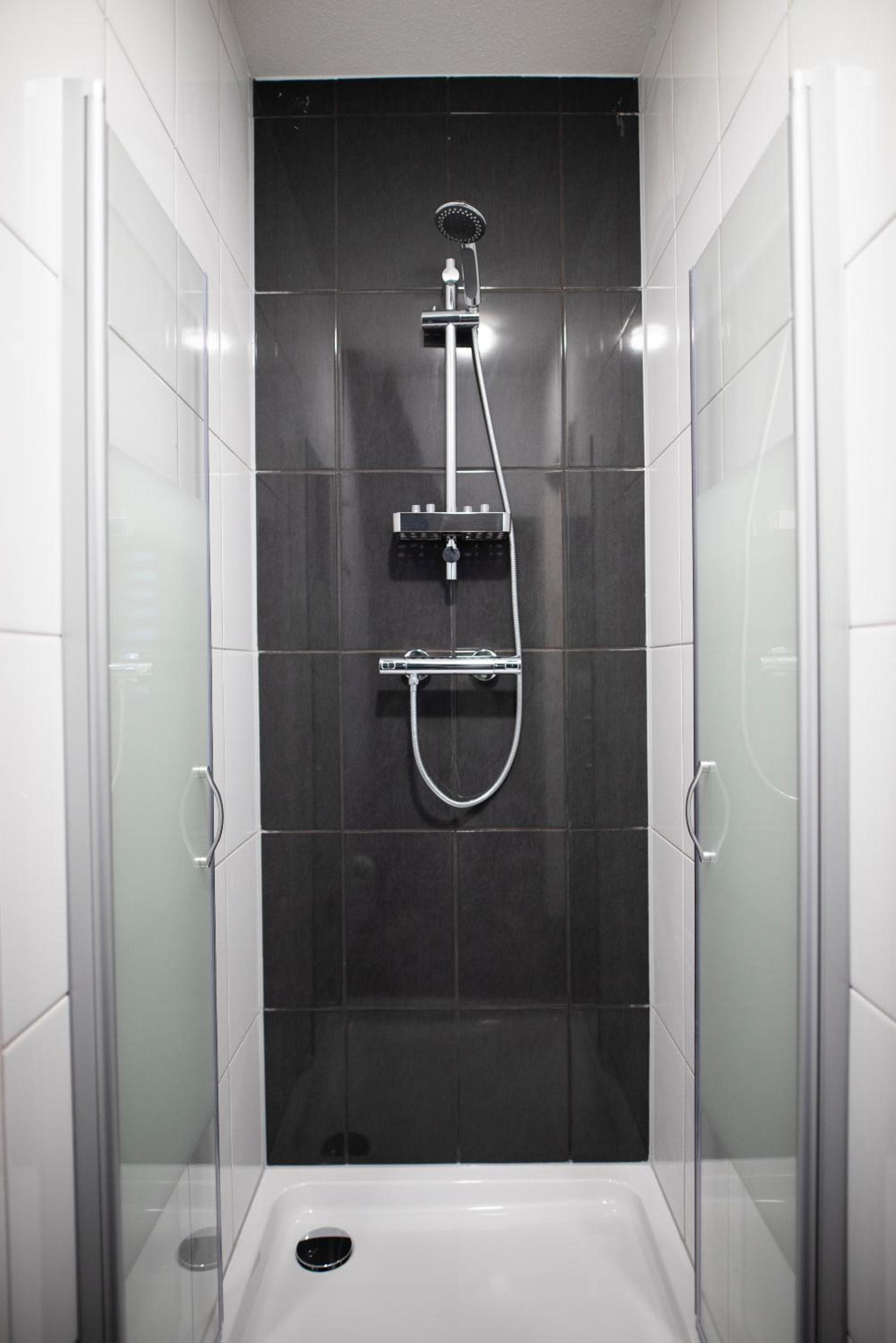 Double or Twin Room with Private Bathroom - Photo 5
