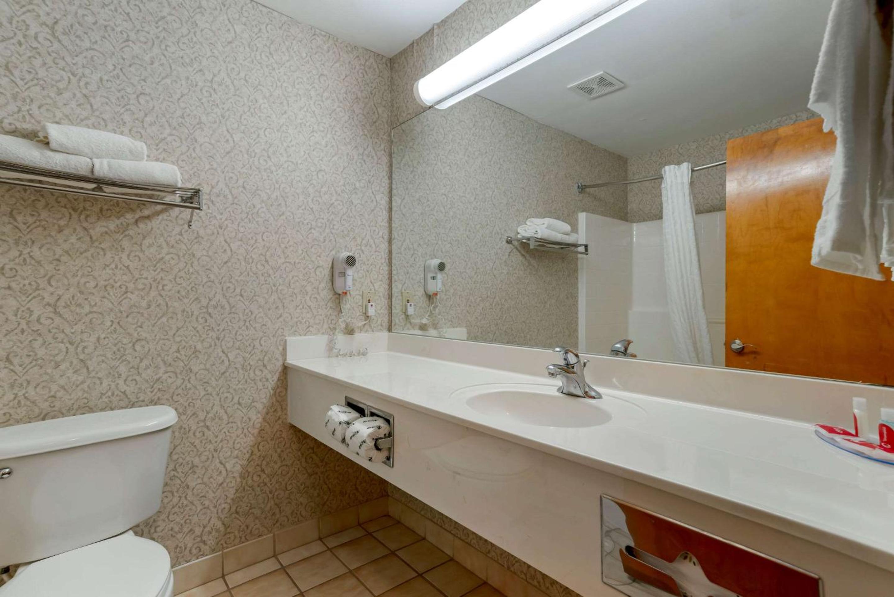 Standard Room - Non-Smoking - Photo 5