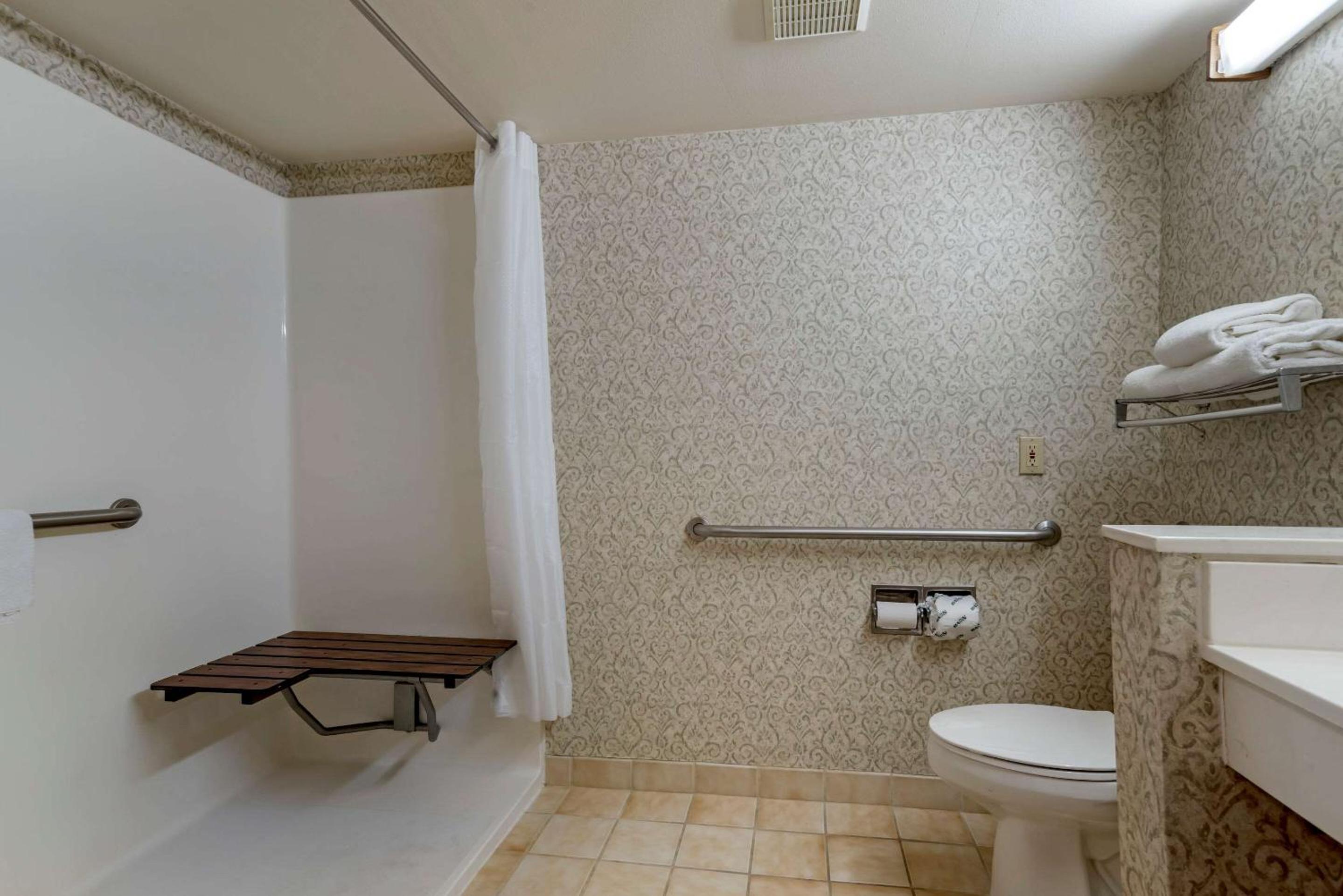 King Room - Accessible/Non-Smoking photo 3