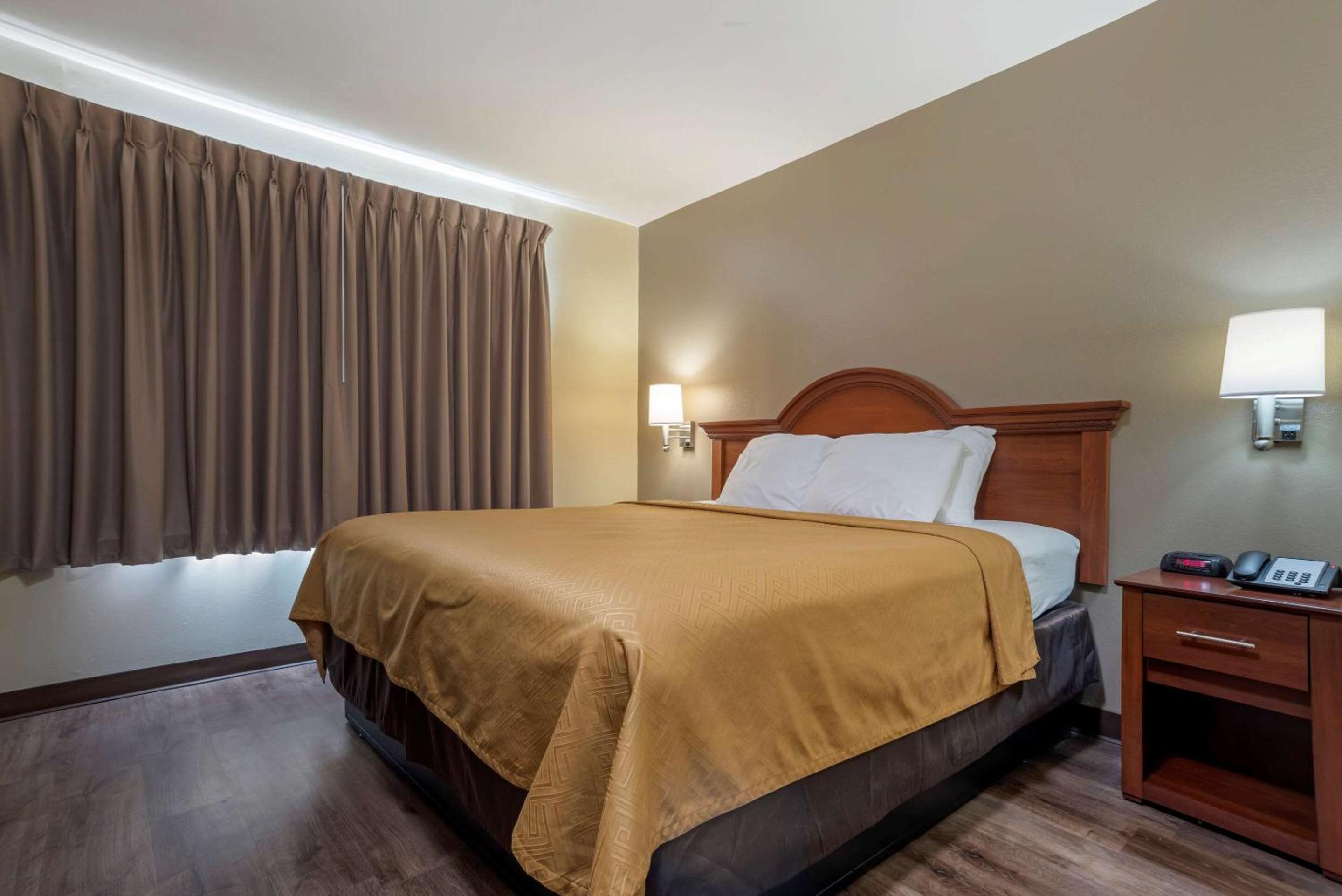 King Room - Non-Smoking - Photo 4