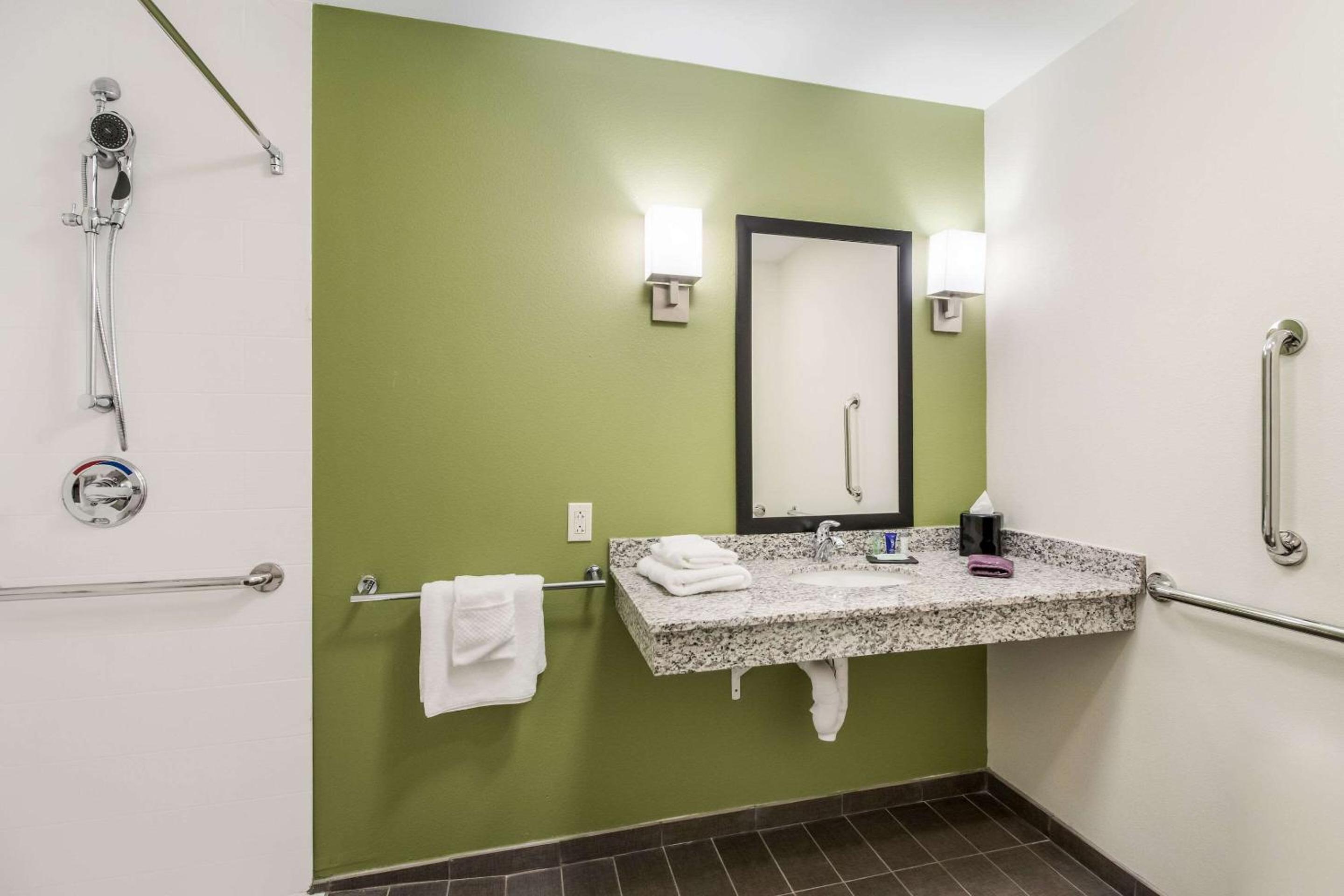 King Suite - Accessible/Non-Smoking - Photo 4