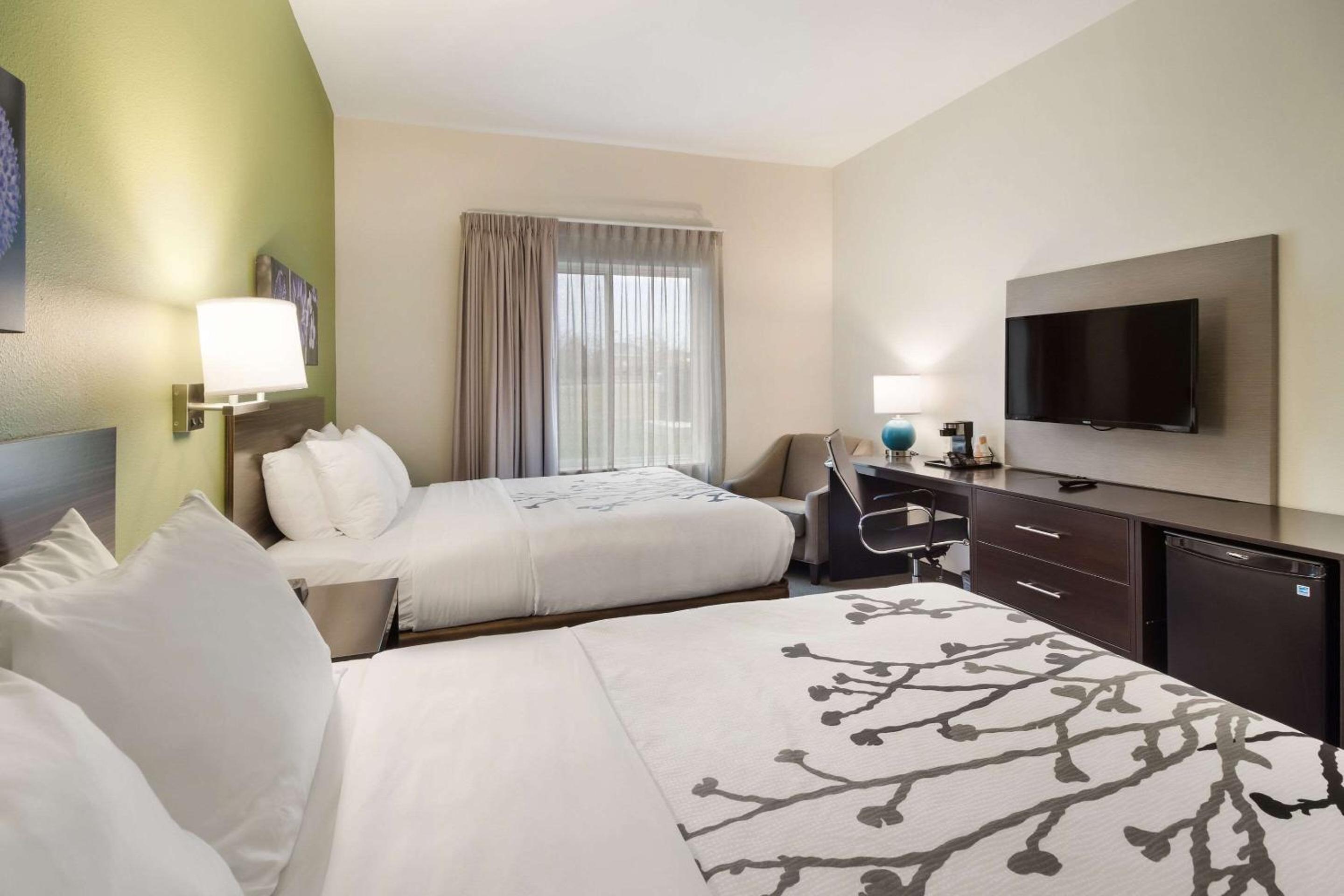 Queen Room with Two Queen Beds - Non-Smoking - Photo 4