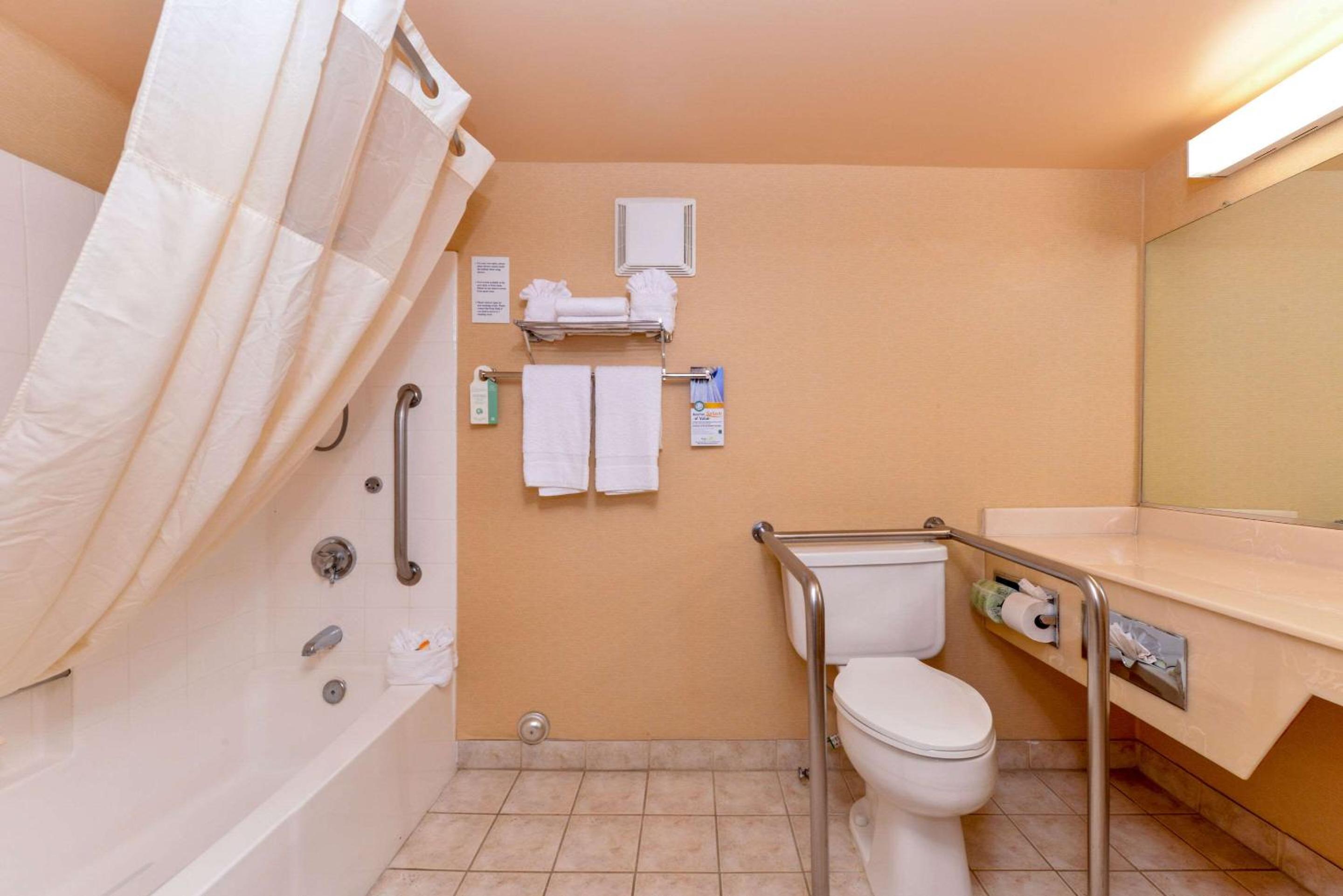 King Room With Hearing Accessible - Accessible/Non-Smoking photo 2