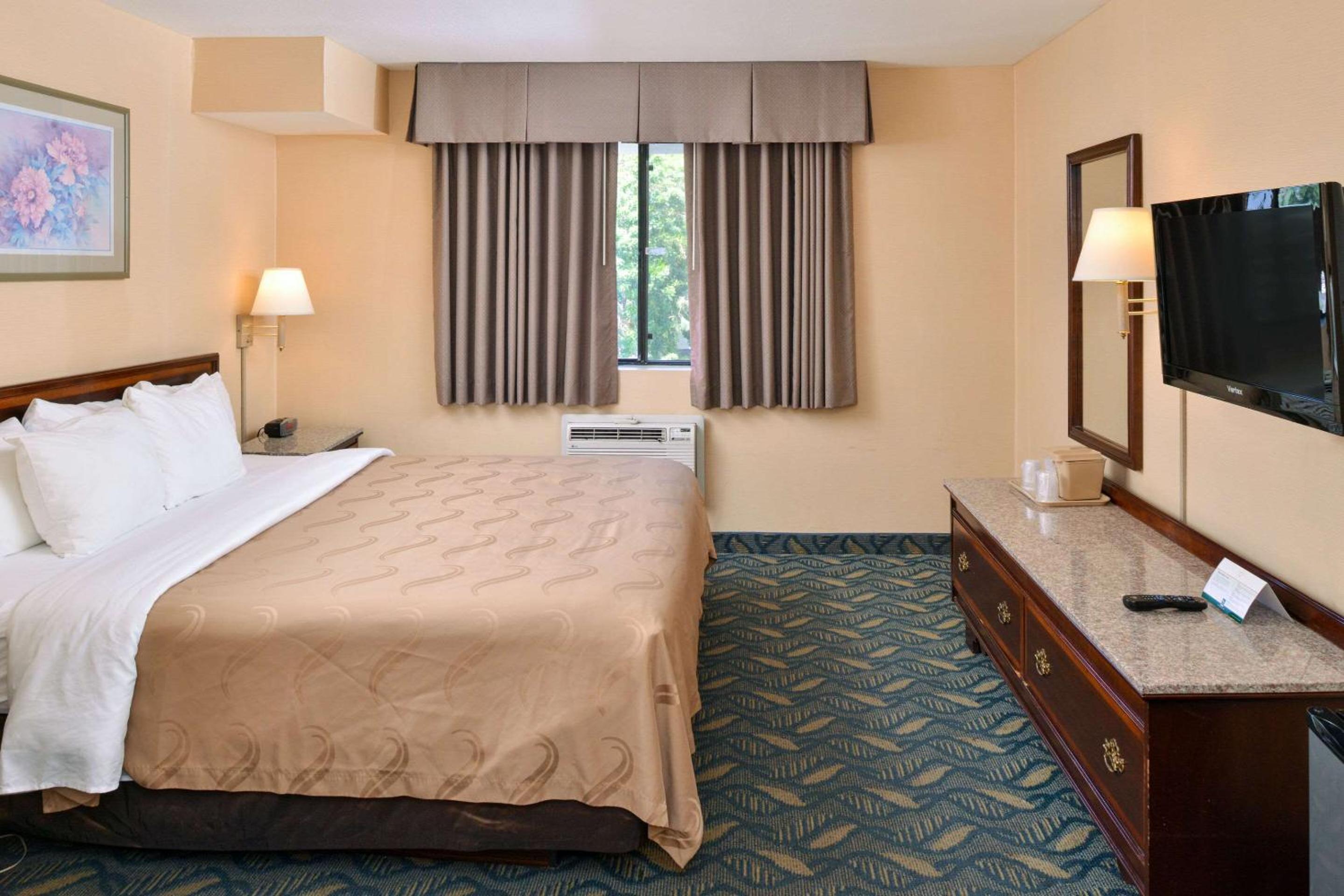 King Room With Roll-In Shower - Accessible/Non-Smoking photo 1