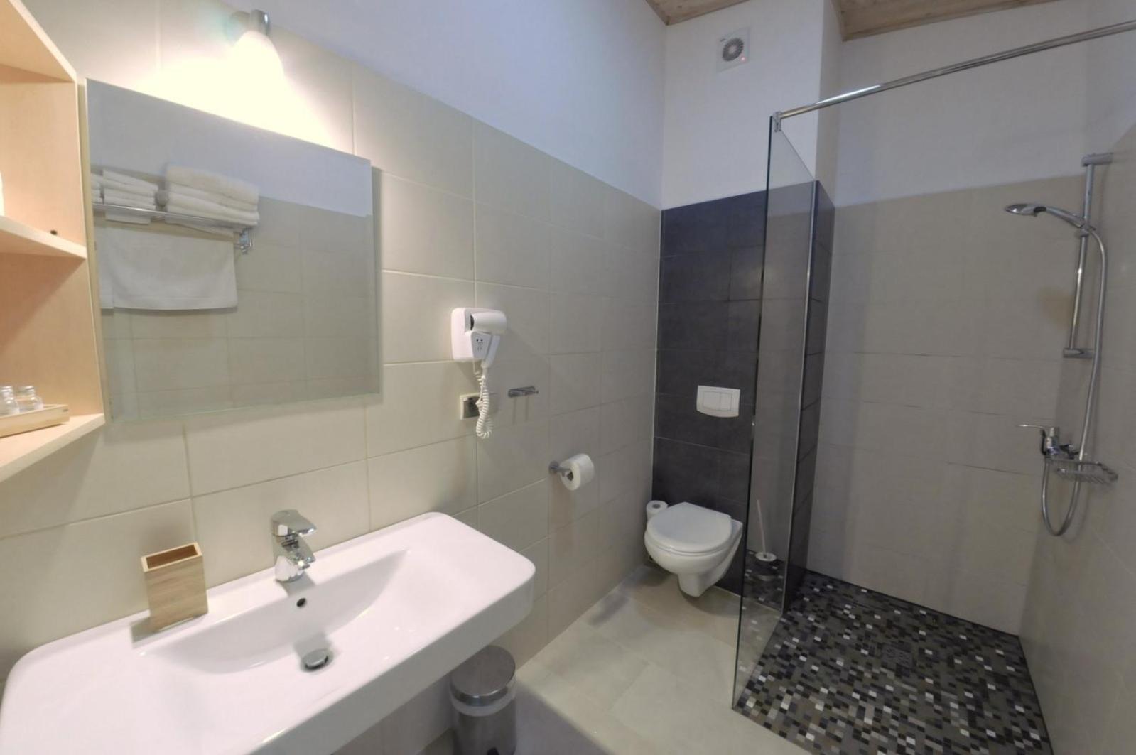 Two-Bedroom Apartment with Lake View photo 2